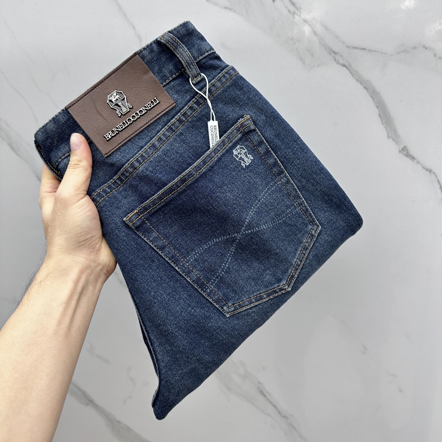 NO:550443,BC 2025 early autumn new casual jeans. The official website is released simultaneously, with trouser body craft design, customized hardware and auxiliary materials, and customized fabrics, and free of inspection from OEM products!  Every detail is the ultimate. The original hardware accessories are trendy and stylish and handsome, and are essential items for trendy people!  Original AX production!  Number of codes 29-38 None 35.37, jeans,alexander wang19860909BC 2025早秋新品休闲牛仔裤.官网同步发售,裤身工艺设计,定制五金辅料、面料定制,代工厂出品免检！每个细节做到极致.原版五金配件,潮范十足、上身有型帅气,潮人必备单品！ AX原单出品！ 码数29-38无35.37,,jeans,alexander wang,Men's clothing