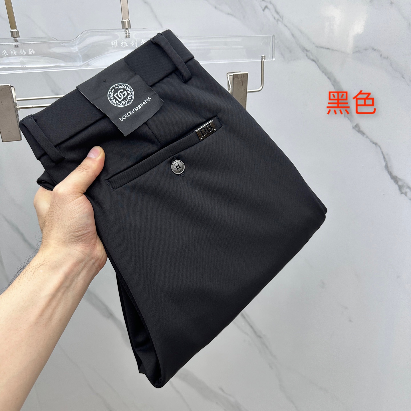 NO:523782,DG Dolce & Gabbana 2025 early autumn new casual pants and trousers, released simultaneously on the official website, trouser body craft design, customized hardware and auxiliary materials, fabric customization, and OEM products are free of inspection!  Every detail is the ultimate. The original hardware accessories are trendy and stylish and handsome, and are essential items for trendy people!  Original production of A11!  Number of codes 29-38 None 35.37, Dolce & Gabbana, alexander wang19860909DG杜嘉班纳 2025早秋新品休闲裤西裤,官网同步发售,裤身工艺设计,定制五金辅料、面料定制,代工厂出品免检！每个细节做到极致.原版五金配件,潮范十足、上身有型帅气,潮人必备单品！ A11原单出品！ 码数29-38无35.37,,Dolce&Gabbana,alexander wang,Men's clothing