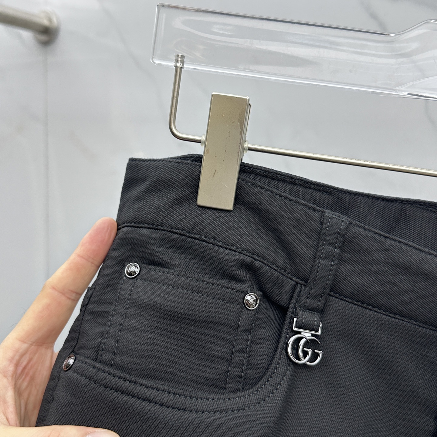 ￼ 🆕Gucci古驰 2025早秋新品休闲裤西裤，官网同步发售，裤身工艺设计，定制五金辅料、面料定制，代