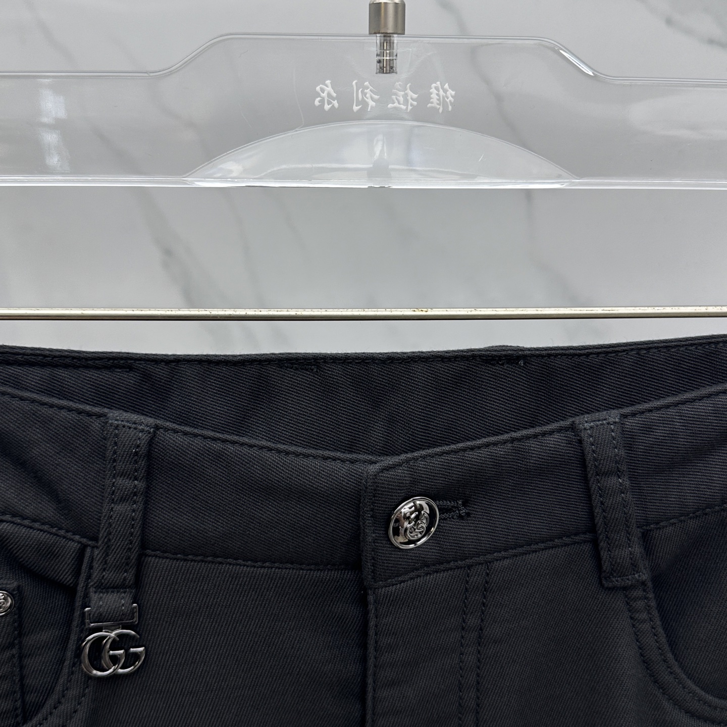 ￼ 🆕Gucci古驰 2025早秋新品休闲裤西裤，官网同步发售，裤身工艺设计，定制五金辅料、面料定制，代