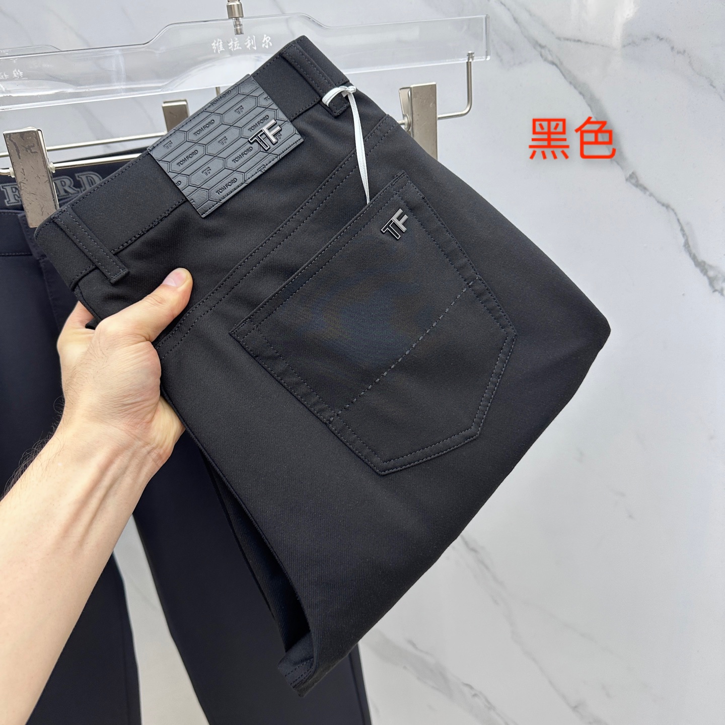 NO:596965,TF 2025 early autumn new casual trousers, suit trousers and five-pocket trousers, are available simultaneously on the official website, with trousers body craftsmanship design, customized hardware accessories and fabrics, and no inspection required for OEM products!  Every detail is made to the extreme. Original hardware accessories, full of fashion, stylish and handsome upper body, a must-have item for fashionistas!  A11 original product!  Code number 29-38 no 35.37,,tom ford,alexander wang19860909TF 2025早秋新品休闲裤西裤五袋裤,官网同步发售,裤身工艺设计,定制五金辅料、面料定制,代工厂出品免检！每个细节做到极致.原版五金配件,潮范十足、上身有型帅气,潮人必备单品！ A11原单出品！ 码数29-38无35.37,,tom ford,alexander wang,Men's clothing