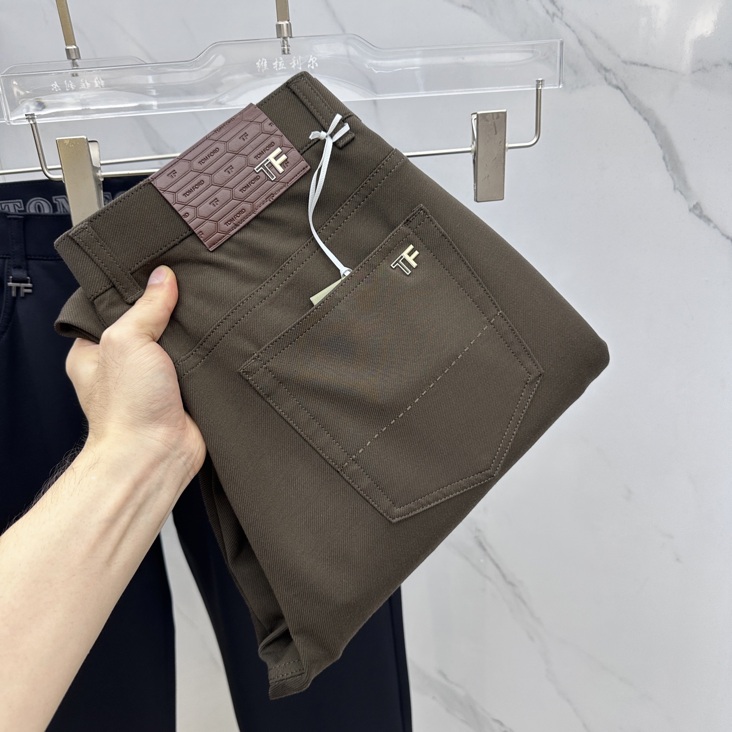 NO:523787,TF 2025 early autumn new casual pants trousers trousers five-bag pants, released simultaneously on the official website, trouser body craft design, customized hardware and auxiliary materials, fabric customization, and OEM products are free of inspection!  Every detail is the ultimate. The original hardware accessories are trendy and stylish and handsome, and are essential items for trendy people!  Original production of A11!  Number of codes 29-38 None 35.37,,tom ford,alexander wang19860909TF 2025早秋新品休闲裤西裤五袋裤,官网同步发售,裤身工艺设计,定制五金辅料、面料定制,代工厂出品免检！每个细节做到极致.原版五金配件,潮范十足、上身有型帅气,潮人必备单品！ A11原单出品！ 码数29-38无35.37,,tom ford,alexander wang,Men's clothing