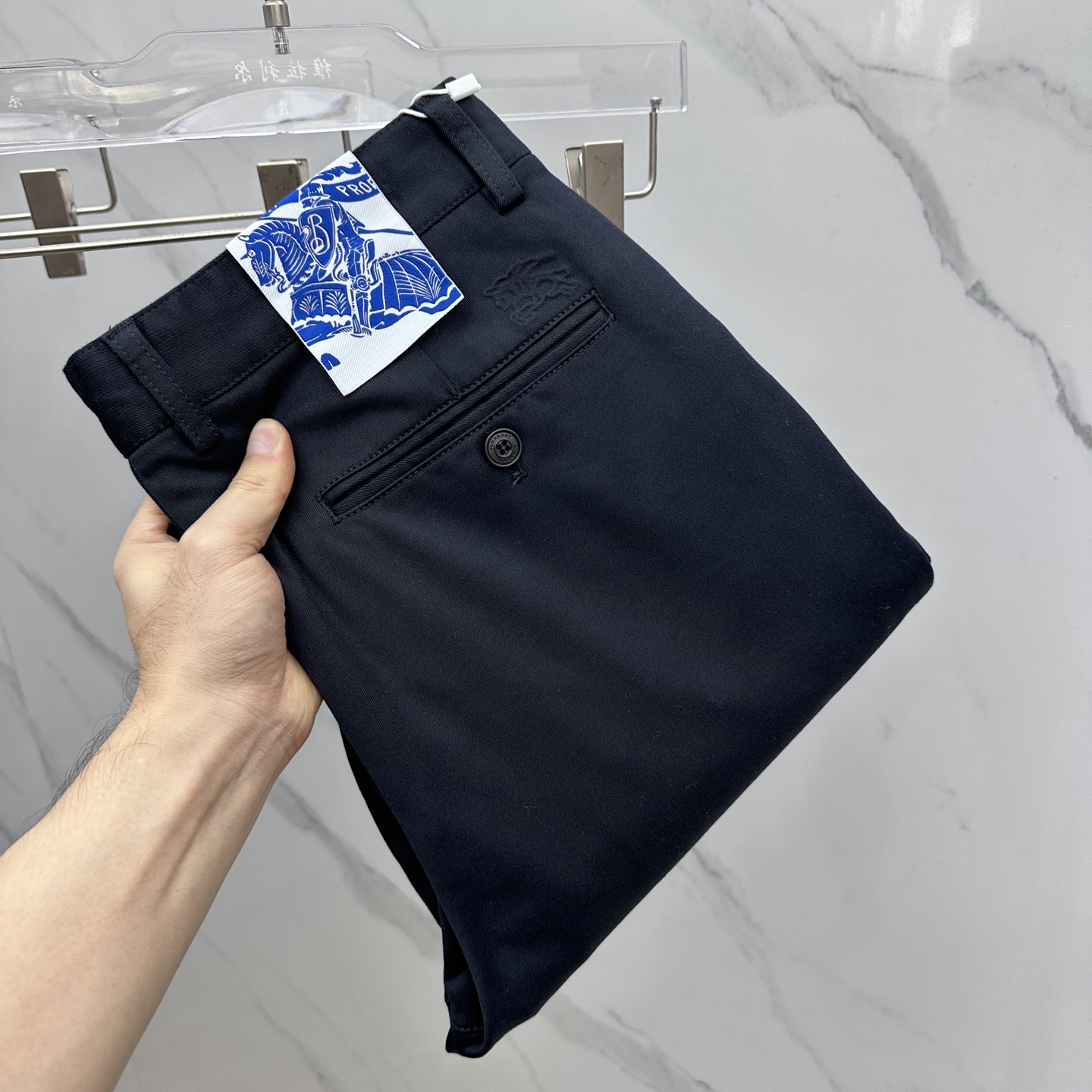 NO:596968,Burberry's 2025 early autumn new casual trousers and trousers are on sale simultaneously on the official website. The trousers are designed with body craftsmanship, customized hardware accessories and fabrics. Factory-produced products are exempted from inspection!  Every detail is made to the extreme. Original hardware accessories, full of fashion, stylish and handsome upper body, a must-have item for fashionistas!  A11 original product!  Blue in stock Size 29-38 No 35.37,,burberry,burberry,alexander wang19860909Burberry巴宝莉 2025早秋新品休闲裤西裤,官网同步发售,裤身工艺设计,定制五金辅料、面料定制,代工厂出品免检！每个细节做到极致.原版五金配件,潮范十足、上身有型帅气,潮人必备单品！ A11原单出品！蓝色有货 码数29-38无35.37,,burberry,burberry,alexander wang,Men's clothing