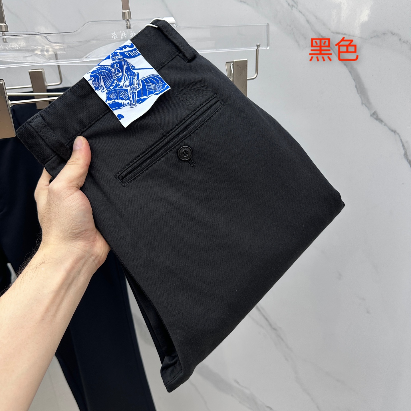 NO:523793,Burberry 2025 early autumn new casual pants and trousers, released simultaneously on the official website, trouser body craft design, customized hardware and auxiliary materials, fabric customization, and OEM products are free of inspection!  Every detail is the ultimate. The original hardware accessories are trendy and stylish and handsome, and are essential items for trendy people!  Original production of A11!  Number of codes 29-38 None 35.37, burberry, burberry, alexander wang19860909Burberry巴宝莉 2025早秋新品休闲裤西裤,官网同步发售,裤身工艺设计,定制五金辅料、面料定制,代工厂出品免检！每个细节做到极致.原版五金配件,潮范十足、上身有型帅气,潮人必备单品！ A11原单出品！ 码数29-38无35.37,,burberry,burberry,alexander wang,Men's clothing