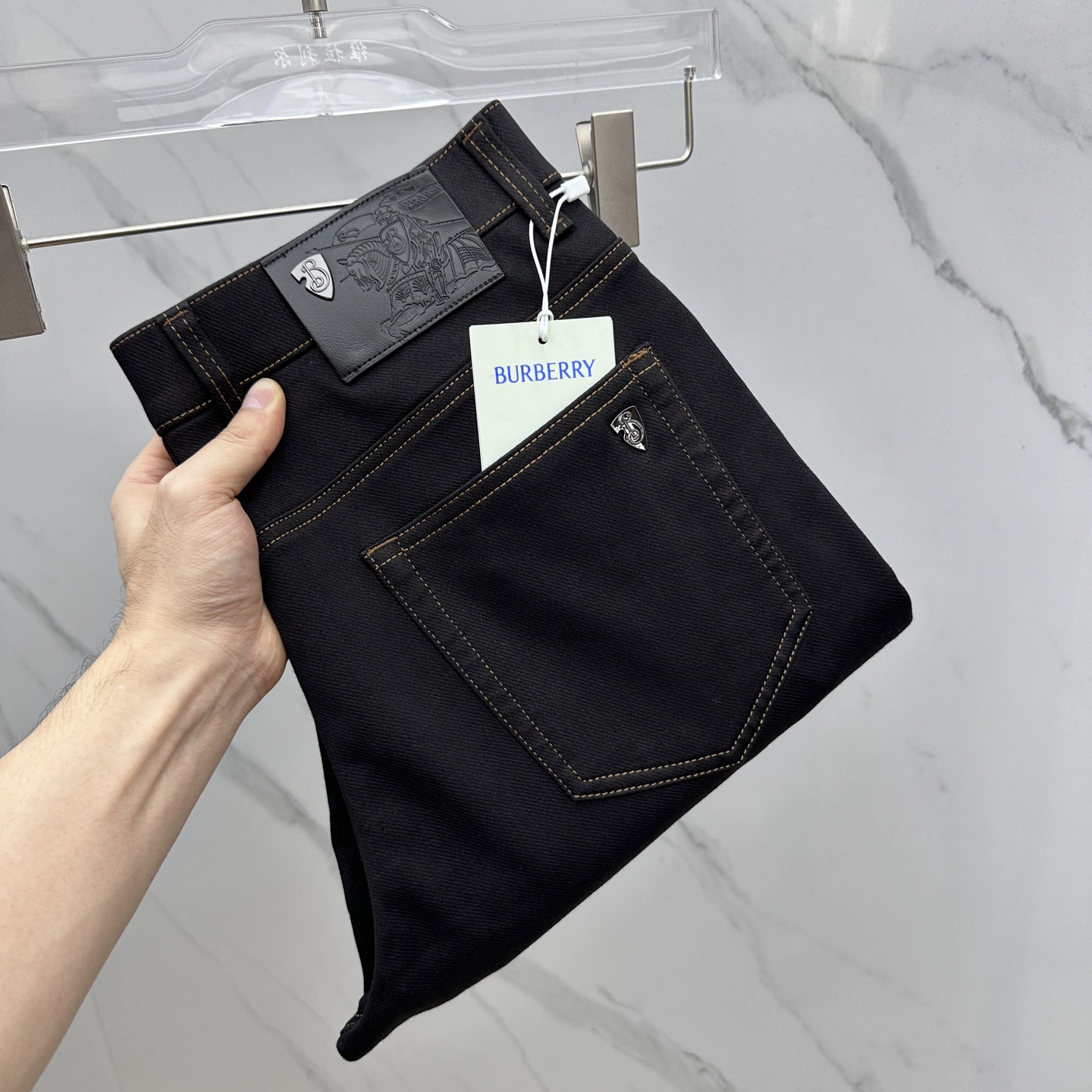 NO:524855,Burberry, high-end customization, the latest jeans in early autumn 2025, are released simultaneously on the counter, original custom reproduction, customer-supplied hardware and accessories, original quality, imported fixed-color denim fabric, heavy-industrial washing, fine workmanship and excellent upper body!  Selected single products, complete three standards, original A11 production, number of 29-38 without 37, burberry, burberry, jeans, alexander wang19860909Burberry巴宝莉 高端定制、2025早秋最新款牛仔裤 柜台同步发售 原版定制复刻 客供五金辅料 原单品质 进口固色牛仔面料 重工洗水 做工走线精细 上身绝佳！优选单品 三标齐全 A11原单出品 码数29-38无37,,burberry,burberry,jeans,alexander wang,Men's clothing