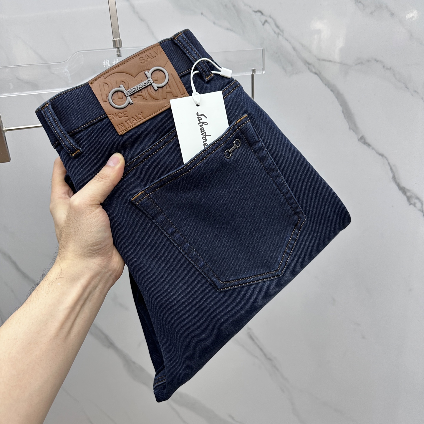 NO:524856,Ferragamo high-end customization, the latest jeans in early autumn 2025 are released simultaneously on the counter. Original custom reproduction. Customer-supplied hardware and accessories. Original quality. Imported fixed-color denim fabric. Heavy industry washing. Fine workmanship and excellent upper body!  Selected single products, complete three standards, original A11 production, number of 29-38 without 37, ferragamo, ferragamo, jeans, alexander wang19860909Ferragamo菲拉格慕 高端定制、2025早秋最新款牛仔裤 柜台同步发售 原版定制复刻 客供五金辅料 原单品质 进口固色牛仔面料 重工洗水 做工走线精细 上身绝佳！优选单品 三标齐全 A11原单出品 码数29-38无37,,ferragamo,ferragamo,jeans,alexander wang,Men's clothing