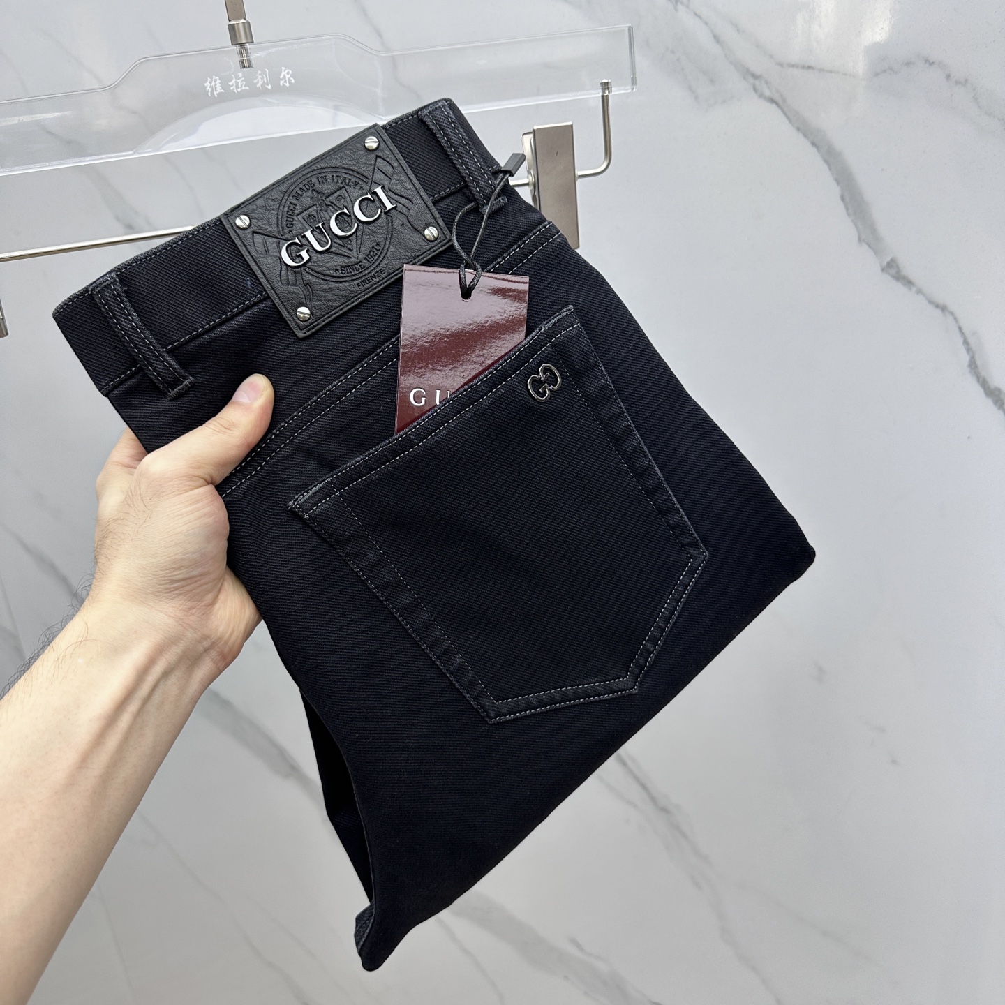 NO:524857,Gucci, high-end customization, the latest jeans in early autumn 2025, are released simultaneously on the counter, original custom reproduction, customer-supplied hardware and accessories, original quality, imported fixed-color denim fabric, heavy-industrial washing, fine workmanship and excellent upper body!  Selected single products, complete three standards, original A11 production, number 29-38 without 37,,gucci,gucci,jeans,alexander wang19860909Gucci古驰 高端定制、2025早秋最新款牛仔裤 柜台同步发售 原版定制复刻 客供五金辅料 原单品质 进口固色牛仔面料 重工洗水 做工走线精细 上身绝佳！优选单品 三标齐全 A11原单出品 码数29-38无37,,gucci,gucci,jeans,alexander wang,Men's clothing