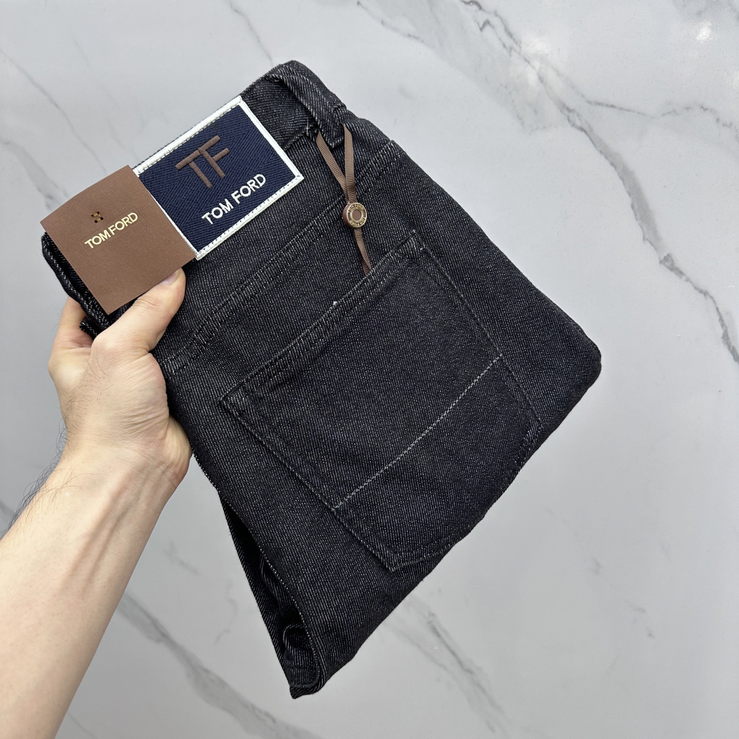 NO:524859,TF high-end customization, the latest jeans in early autumn 2025 are released simultaneously on the counter. Original customization reproduction. Customer-supplied hardware and accessories. Original quality. Imported fixed-color denim fabric. Heavy industry washing. Fine workmanship and excellent upper body!  Selected single products, complete three standards, original A10 product, number 29-38 without 37,,tom ford,jeans,alexander wang19860909TF 高端定制、2025早秋最新款牛仔裤 柜台同步发售 原版定制复刻 客供五金辅料 原单品质 进口固色牛仔面料 重工洗水 做工走线精细 上身绝佳！优选单品 三标齐全 A10原单出品 码数29-38无37,,tom ford,jeans,alexander wang,Men's clothing