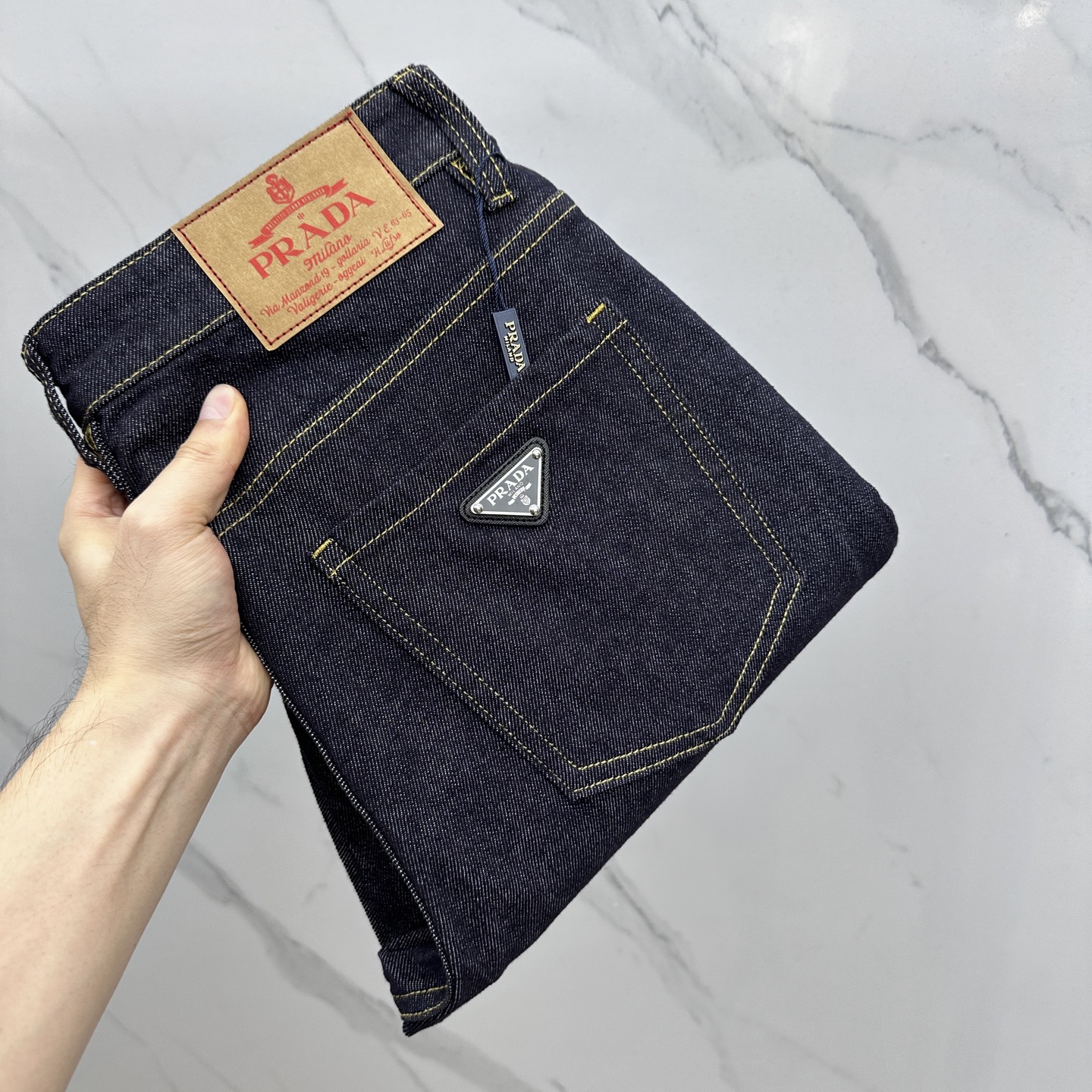 NO:524858,Prada Prada high-end customization, the latest jeans in early autumn 2025 are released simultaneously on the counter. Original custom reproduction. Customer-supplied hardware and accessories. Original quality. Imported fixed-color denim fabric. Heavy industry washing. Fine workmanship and excellent upper body!  Selected single products, complete three standards, original A11 production, number of codes 29-38 without 37,,prada,prada,jeans,alexander wang19860909Prada普拉达 高端定制、2025早秋最新款牛仔裤 柜台同步发售 原版定制复刻 客供五金辅料 原单品质 进口固色牛仔面料 重工洗水 做工走线精细 上身绝佳！优选单品 三标齐全 A11原单出品 码数29-38无37,,prada,prada,jeans,alexander wang,Men's clothing