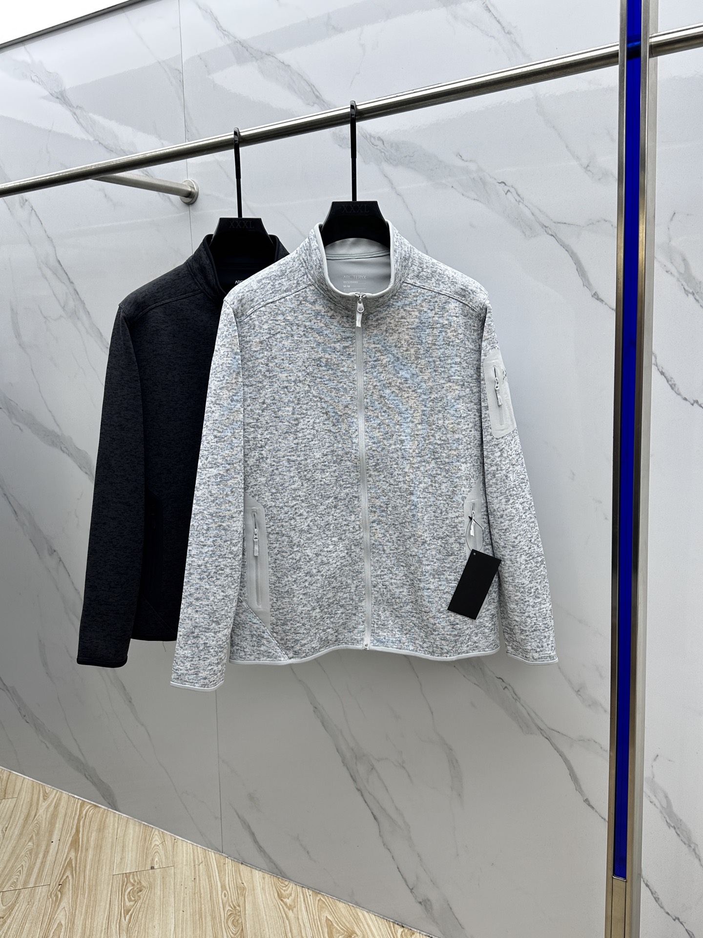 NO:548719,ARC'TERYX Covert thin fleece stand collar men and women sports breathable sweater, technological function hooded zipper, spring and autumn heavy series. The fabric is an Aenex technology fabric developed by [Bird]. The fabric characteristics are similar to wool. It can keep warm at 90 when wet. It feels soft and light, has excellent wrapping and elasticity, and has a pocket attached to the side arms!  The laser cutting of all nylon pockets is made of glue pressing technology, hardware is matched with YKK zippers, and three-needle and five-wire splicing. The covert series focuses on functional comfort, which is good performance whether it is outdoor camping, street leisure, daily commuting, home sports, night running, etc. Fashionable outfits are also a good choice!  hei color black, secret gray Size XS -XXL,arc'teryx,hats,alexander wang19860909ARC‘TERYX 始祖鸟 Covert薄款抓绒立领男女款运动透气针织衫 科技机能连帽压胶拉链春秋季重磅系类.面料是【鸟】研发的Aenex科技面料,面料特性类似于羊毛,在潮湿的情况下保暖度能达到90,手感柔软轻盈,包裹性和弹力表现颇佳,侧臂附有口袋！ 全尼龙口袋镭射切割都是压胶工艺,五金搭配YKK拉链,密拷三针五线拼接. covert系类主打的就是机能舒适性,无论是野外露营、出街休闲还是平时通勤、居家运动、夜跑等都有很好的表现.时尚穿搭也是很好的选择！hei 颜色黑色、隐秘灰 尺码XS -XXL,arc'teryx,hats,alexander wang,Men's clothing