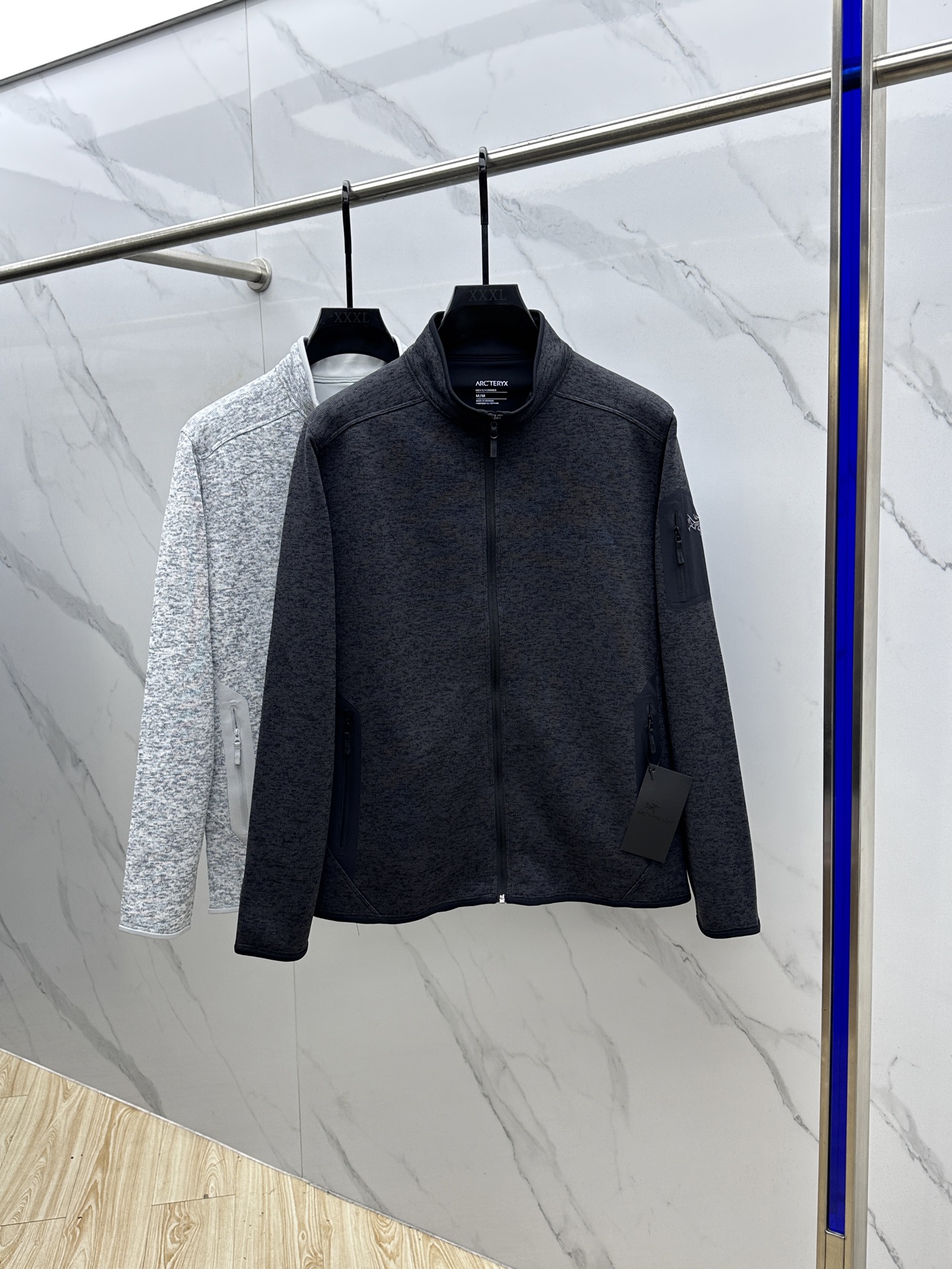 NO:523796,ARC'TERYX Covert thin fleece stand collar men and women sports breathable sweater, technological function hooded zipper, spring and autumn heavy series. The fabric is an Aenex technology fabric developed by [Bird]. The fabric characteristics are similar to wool. It can keep warm at 90 when wet. It feels soft and light, has excellent wrapping and elasticity, and has a pocket attached to the side arms!  The laser cutting of all nylon pockets is made of glue pressing technology, hardware is matched with YKK zippers, and three-needle and five-wire splicing. The covert series focuses on functional comfort, which is good performance whether it is outdoor camping, street leisure, daily commuting, home sports, night running, etc. Fashionable outfits are also a good choice!  hei color black, secret gray Size XS -XXL,arc'teryx,hats,alexander wang19860909ARC‘TERYX 始祖鸟 Covert薄款抓绒立领男女款运动透气针织衫 科技机能连帽压胶拉链春秋季重磅系类.面料是【鸟】研发的Aenex科技面料,面料特性类似于羊毛,在潮湿的情况下保暖度能达到90,手感柔软轻盈,包裹性和弹力表现颇佳,侧臂附有口袋！ 全尼龙口袋镭射切割都是压胶工艺,五金搭配YKK拉链,密拷三针五线拼接. covert系类主打的就是机能舒适性,无论是野外露营、出街休闲还是平时通勤、居家运动、夜跑等都有很好的表现.时尚穿搭也是很好的选择！hei 颜色黑色、隐秘灰 尺码XS -XXL,arc'teryx,hats,alexander wang,Men's clothing