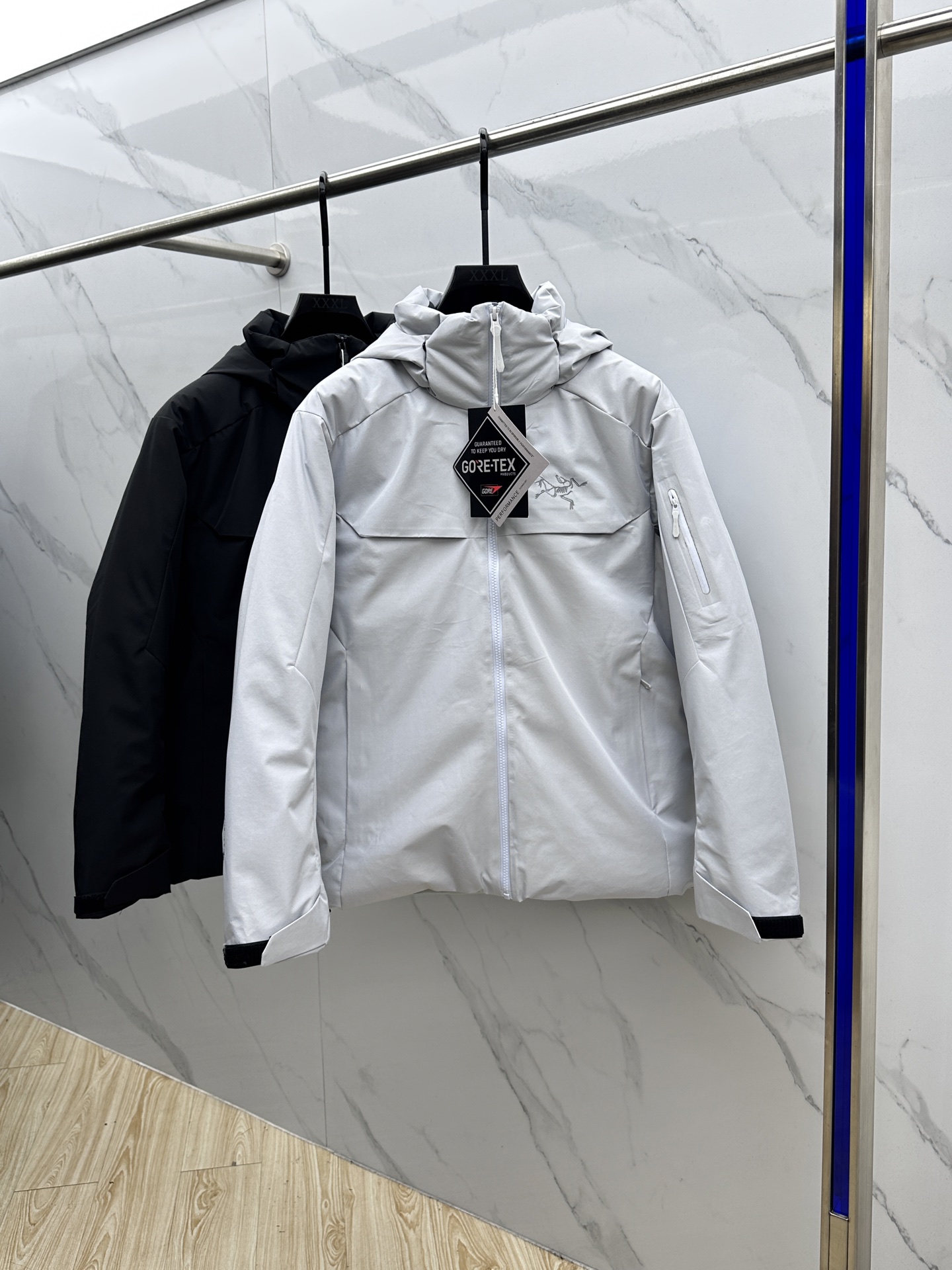 NO:523797,Archaeopteryx Macai Bird's hard-shell hooded couple windproof down jacket, using customized hardware accessories, three-dimensional embroidery logo, the latest technological fabric, windproof and rainproof. The dress is all covered with seams, better weatherproof, GORE-TEX three-layer structure, smooth inner fabric, convenient for layering and wearing. Three-dimensional plastic shaping, more comfortable fit and comfortable. Pressed brim, adjustable hat drawstring, removable. Adjustable hem drawstring, invisible zipper sleeve bag, inner mesh bag, two WaterTight zipper pockets, underarm mesh PowderGuard is ventilated and breathable. There is a detachable wind skirt at the bottom with rubber and snap buttons. The design can prevent snowflakes from entering the body, eye cloth, and search and rescue device details are full!  hei size S-XXL, jil sanderarc'teryx, skirts, down jacket, hats, alexander wang19860909始祖鸟 买菜MACAI 鸟家硬壳连帽款情侣防风羽绒服,采用定制五金辅料,立体刺绣logo,最新科技面料,防风挡雨. 整衣全部贴带接缝,防风雨更佳、GORE-TEX三层结构、光滑内面面料,方便分层穿着 立体整形,更合身舒适.压胶帽沿、可调帽子抽绳、可拆卸.可调下摆抽绳、隐形拉链袖袋、内侧网眼袋、两个WaterTight拉链口袋、腋下网眼PowderGuard通风透气,底部有可拆卸风裙有橡筋和按扣,设计可防止雪花进入体内,眼睛布,搜救器细节拉满！ hei尺码S-XXL,,jil sanderarc'teryx,skirts,down jacket,hats,alexander wang,Men's clothing