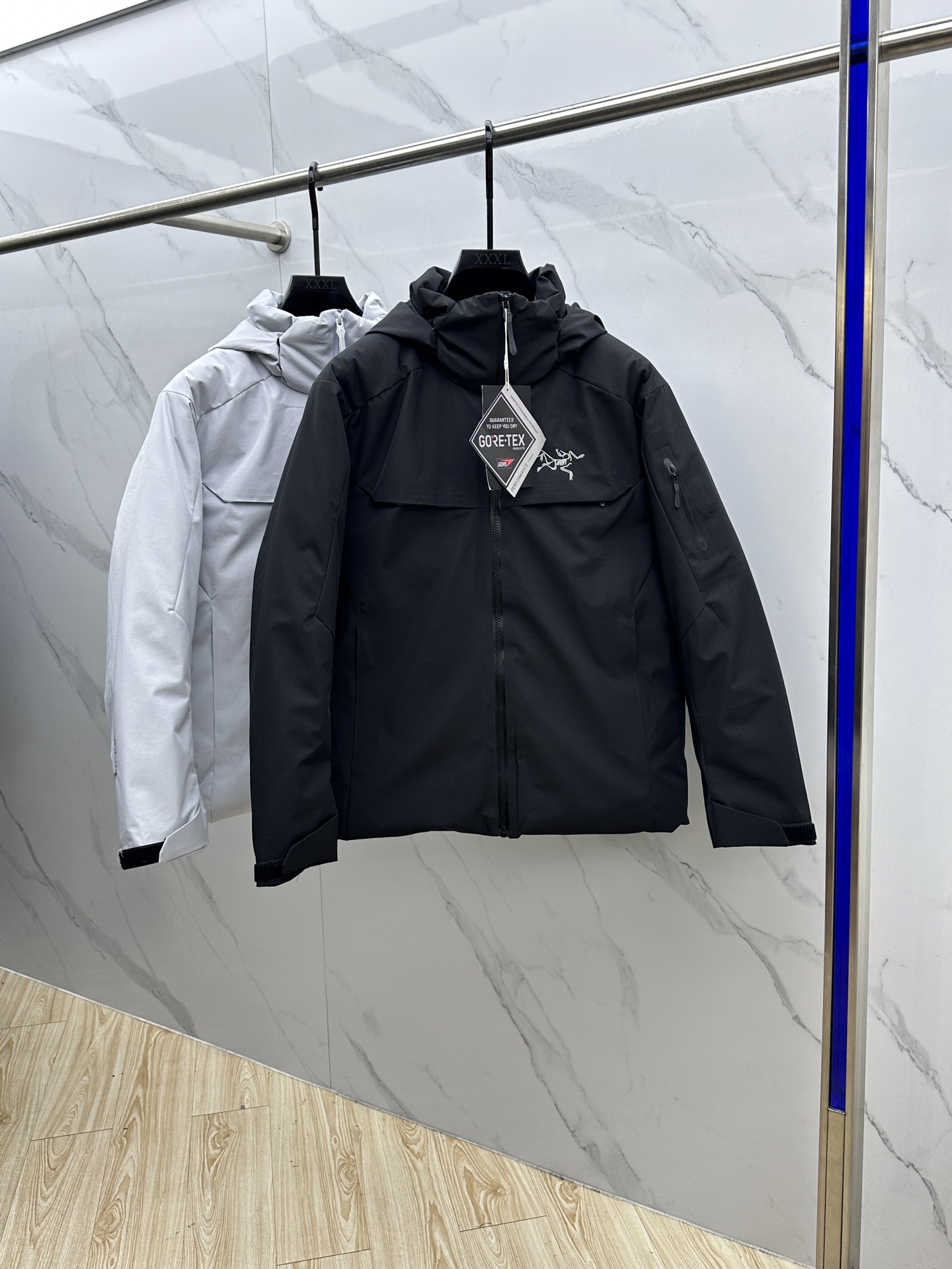 NO:523798,Archaeopteryx Macai Bird's hard-shell hooded couple windproof down jacket, using customized hardware accessories, three-dimensional embroidery logo, the latest technological fabric, windproof and rainproof. The dress is all covered with seams, better weatherproof, GORE-TEX three-layer structure, smooth inner fabric, convenient for layering and wearing. Three-dimensional plastic shaping, more comfortable fit and comfortable. Pressed brim, adjustable hat drawstring, removable. Adjustable hem drawstring, invisible zipper sleeve bag, inner mesh bag, two WaterTight zipper pockets, underarm mesh PowderGuard is ventilated and breathable. There is a detachable wind skirt at the bottom with rubber and snap buttons. The design can prevent snowflakes from entering the body, eye cloth, and search and rescue device details are full!  hei size S-XXL, jil sanderarc'teryx, skirts, down jacket, hats, alexander wang19860909始祖鸟 买菜MACAI 鸟家硬壳连帽款情侣防风羽绒服,采用定制五金辅料,立体刺绣logo,最新科技面料,防风挡雨. 整衣全部贴带接缝,防风雨更佳、GORE-TEX三层结构、光滑内面面料,方便分层穿着 立体整形,更合身舒适.压胶帽沿、可调帽子抽绳、可拆卸.可调下摆抽绳、隐形拉链袖袋、内侧网眼袋、两个WaterTight拉链口袋、腋下网眼PowderGuard通风透气,底部有可拆卸风裙有橡筋和按扣,设计可防止雪花进入体内,眼睛布,搜救器细节拉满！ hei尺码S-XXL,,jil sanderarc'teryx,skirts,down jacket,hats,alexander wang,Men's clothing