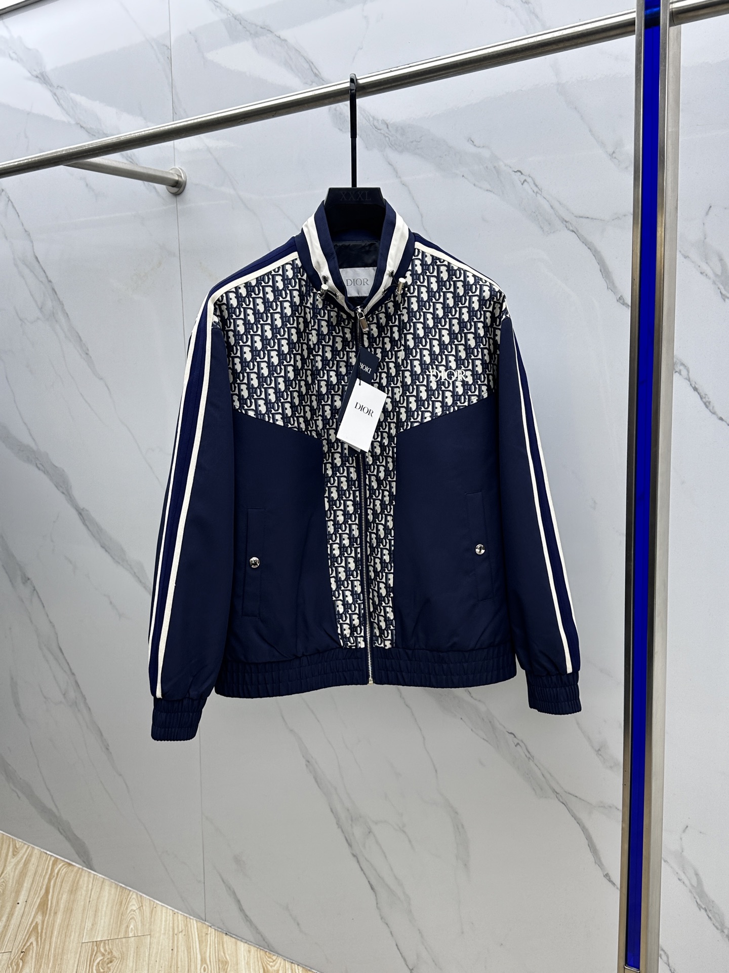 NO:523800,Dior Oblique Hooded Utility Vest : Dior Classic Presbyterian Jacket This jacket uses the iconic blue Oblique jacquard as the main axis to highlight the brand recognition while strengthening the trendy attributes. The small stand-up collar design makes it more fashionable and light, with thick materials, delicate workmanship, and full of details, demonstrating the designer's fashion skills. You can like it at a glance. Three standards are complete 023 sizes M-XXXL,,dior,dior,jackets & coats,jackets & coats,alexander wang19860909Dior Oblique Hooded Utility Vest 迪奥经典老花夹克外套 这款外套以标志性的蓝色 Oblique 提花为设计主轴,彰显品牌辨识度的同时强化潮流属性.小立领设计更显时尚轻奢,用料厚实、做工细腻、满屏都是细节,彰显设计师的时尚功底.一眼就喜欢.三标齐全023 尺码M-XXXL,,dior,dior,jackets & coats,jackets & coats,alexander wang,Men's clothing