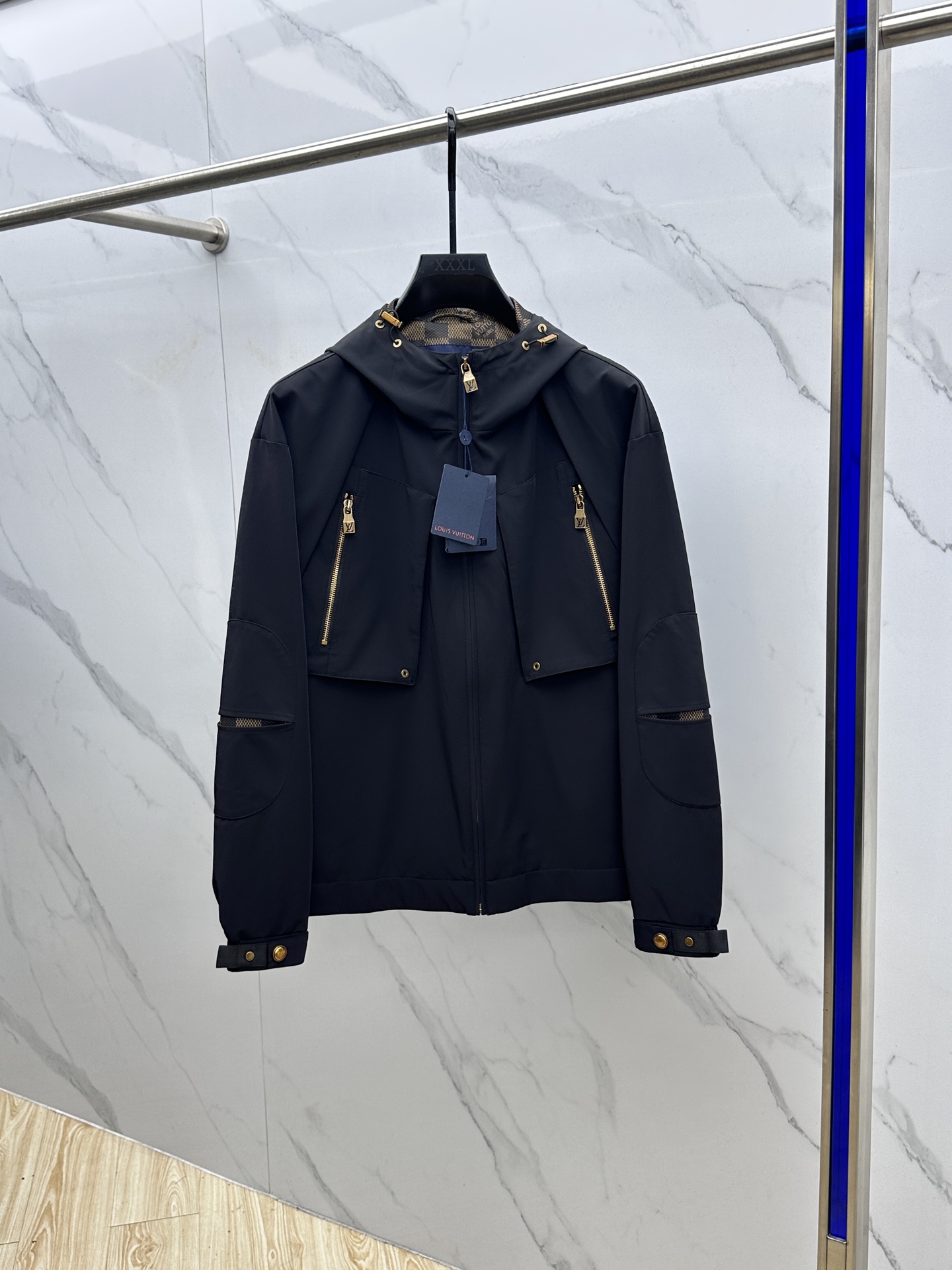 NO:523802,lv·Louis Vuitton 2025 autumn and winter new hooded jacket jacket, new products in the show are genuine and fake pockets, three-dimensional cutting and stacked layer by layer, this is the innovative and exquisiteness of the show's new fashion. The very brilliant design easily advances the sense of fashion, the designer's exquisite fashion inspiration and clever combination of reality, this is how fashion comes about. The screen is full of details 023 Size M ~ XXXL,,louis vuitton,louis vuitton,jackets & coats,jackets & coats,hats,alexander wang19860909lv·路易威登 2025秋冬新款连帽夹克外套,秀场新品真假口袋外翻、立体裁剪层层堆叠,这正是秀场新时尚的创新精湛之处.非常出彩的设计,轻松将时髦感进阶,设计者极具细腻的时尚灵感与现实的巧妙结合,时尚就是这样来的.满屏都是细节023 尺码M ～ XXXL,,louis vuitton,louis vuitton,jackets & coats,jackets & coats,hats,alexander wang,Men's clothing