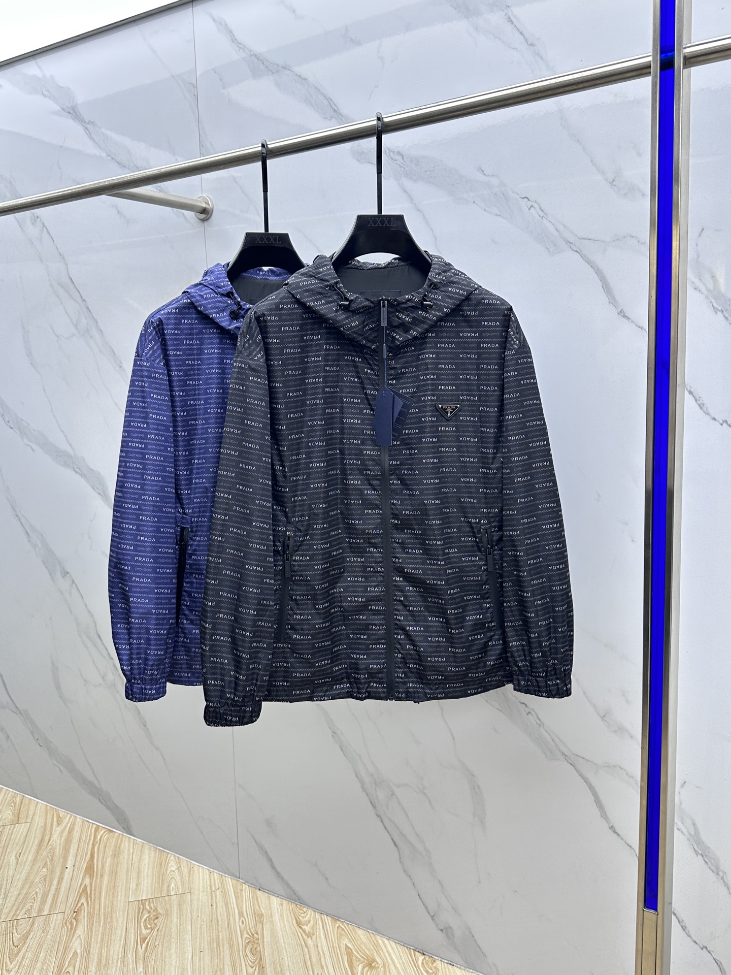 NO:524876,Prada Prada Nylon Jacket ——————————— Purchase YB version, using imported custom recycled nylon fabric, with a light texture, no burden on the upper body, free and comfortable to move, super wear resistance, and it is not easy to wear and can maintain a good condition for a long time; the fabric is full of expressiveness, decorated with a full prada pattern, firm pattern and long-lasting color, highlighting the brand characteristics; simple and neat, presenting different styles; its durability is also commendable, wear-resistant and wrinkle-resistant, and is relatively easy to handle, and it has both functional and aesthetics.023 Color black blue Size 48-56,,prada,prada,jackets & coats,jackets & coats,alexander wang19860909Prada普拉达 尼龙夹克外套 ——————— 购入YB打版,采用进口定制再生尼龙面料,质地轻盈,上身毫无负担,活动起来自在又舒适,耐磨性超强,日常穿着不易磨损能长久保持良好状态; 面料表现力十足,饰以全幅prada图案,图案牢固,色彩持久,彰显品牌特色；简约利落,呈现出不同风格;其耐穿性也值得称赞,耐磨且抗皱,打理起来相对轻松,是兼具功能性与美观性.023 颜色黑色 蓝色 尺码48-56,,prada,prada,jackets & coats,jackets & coats,alexander wang,Men's clothing