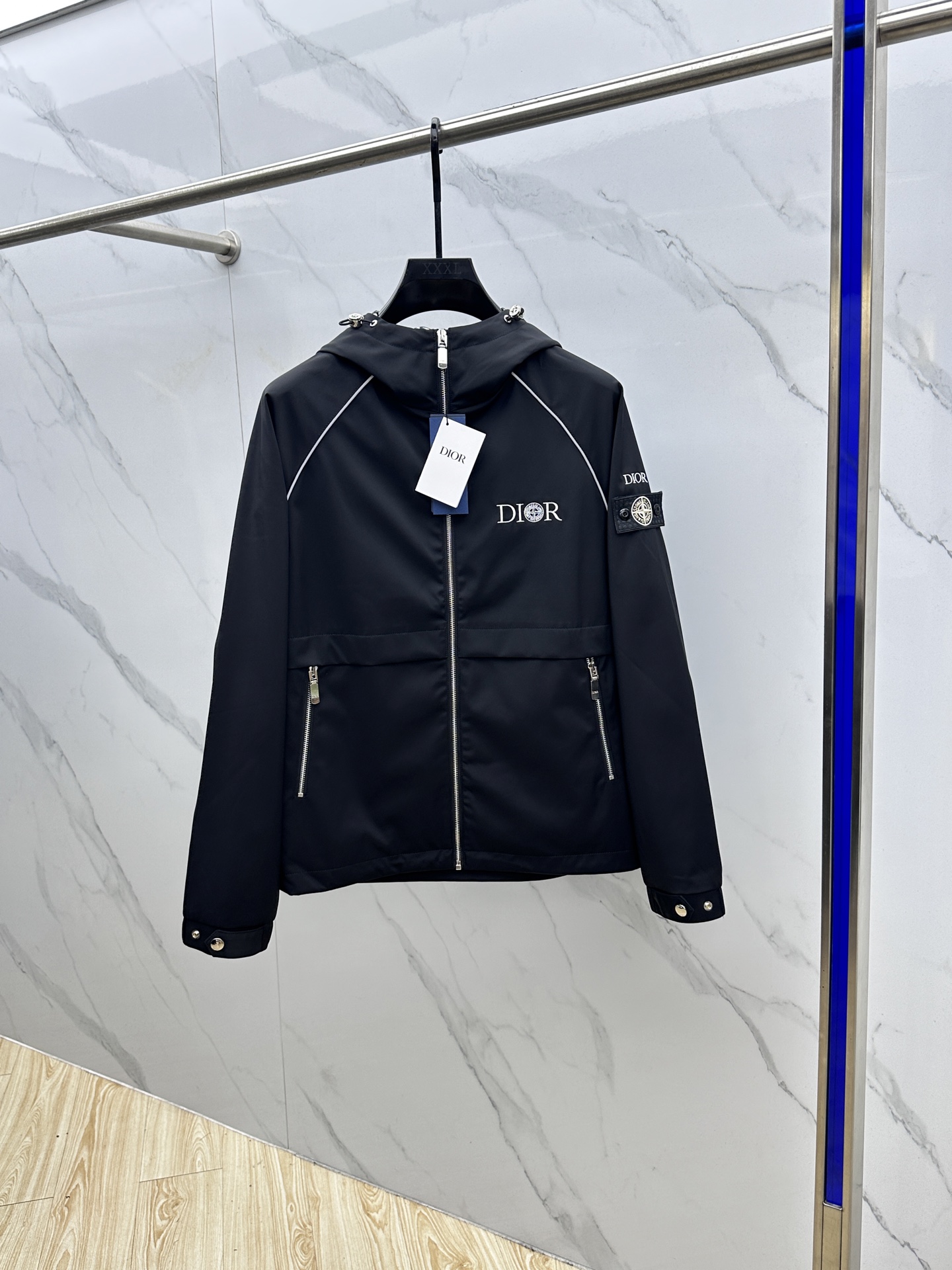 NO:524874,Dior & Stone Island 2025ss early autumn new style is released. Dior hooded jacket jacket, a popular autumn thin cotton jacket, interspersed with the aesthetic icon of Stone Island, this is the designer's clever idea. It is mainly black and suitable for any body shape. Combined with clean and simple colors, it is particularly pleasing to look at and is suitable for daily wear~ I love to launch sports items embellishing and energetic prints! 023 Size M-3XL,,dior,dior,jackets & coats,jackets & coats,hats,alexander wang19860909Dior迪奥 &石头島 2025ss早秋新款发布 迪奥连帽夹克外套,秋季爆款夹薄棉夹克外套,穿插石头島的美感图标,这是设计者的巧妙心思.以黑色为主色调,适合任何身形着装.结合干净简单的色系就特别耐看,适合日常穿着~倾情推出缀饰活力印花的运动单品！023 尺码M-3XL,,dior,dior,jackets & coats,jackets & coats,hats,alexander wang,Men's clothing