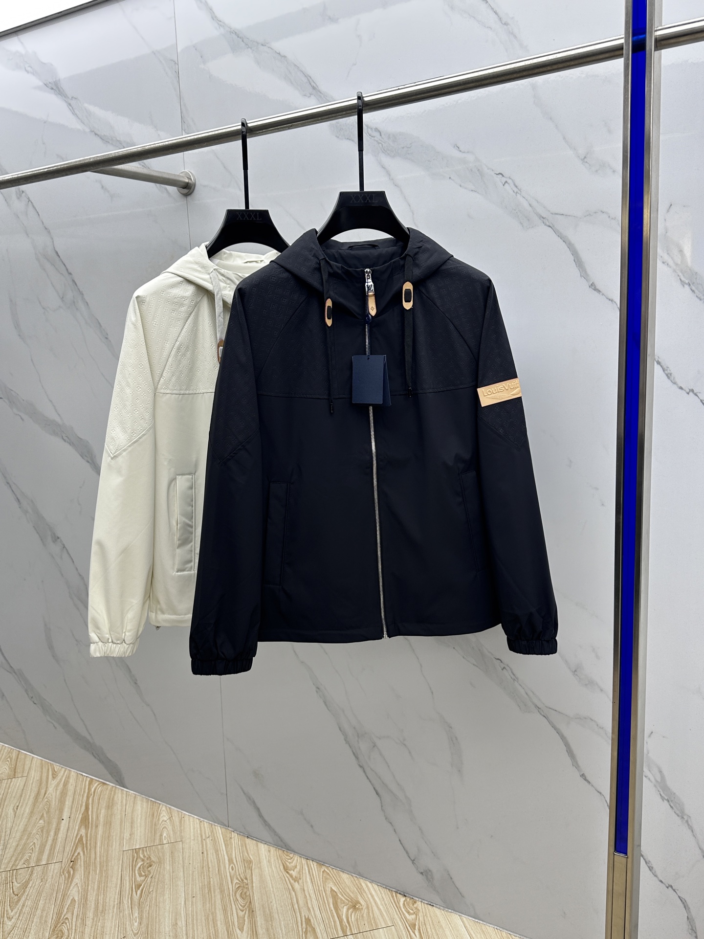 NO:524878,LV Louis Vuitton 2025ss early autumn new style released hooded jacket jacket, letter presbyterian style, autumn hot style, comfortable and slim when worn, lazy and casual, combined with clean and simple colors, it is particularly pleasing to look at, suitable for daily wear~ I love to launch sports items embellished with vitality prints!  023 Size M-3XL,,louis vuitton,louis vuitton,jackets & coats,jackets & coats,hats,alexander wang19860909LV路易威登 2025ss早秋新款发布连帽夹克外套,字母老花款 秋季爆款,穿上就是舒适自在又显瘦的存在,慵懒而随性,结合干净简单的色系就特别耐看,适合日常穿着~倾情推出缀饰活力印花的运动单品！023 尺码M-3XL,,louis vuitton,louis vuitton,jackets & coats,jackets & coats,hats,alexander wang,Men's clothing