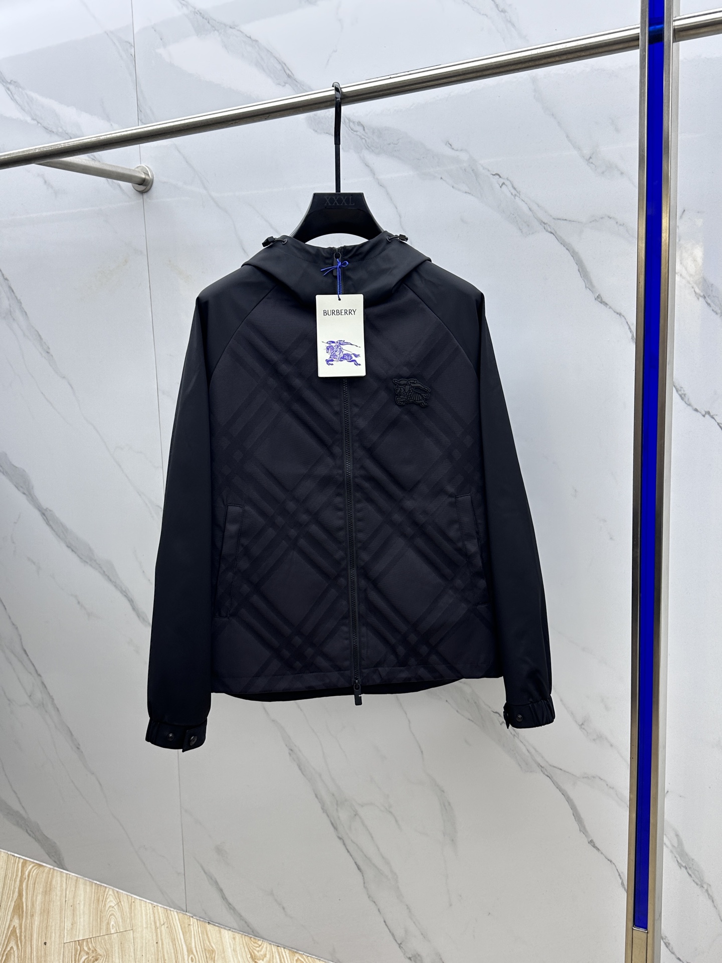 NO:524872,Burberry Burberry autumn and winter new series # Opens up new ways to wear autumn and winter outfits, 2025 latest series, classic polyester fiber material, jacquard fabric, hand. The splicing of chest webbing echoes the brand's classic weaving craft elements. The obliquely cuts and splicing back large body cloth, savoring the combination of Italian luxury cutting and top fashion design, and the upper body presents a loose and not bloated refreshing effect. The full satin lining, classic bright green contrasting coloured edge rollers inside, mature craftsmanship shows the beauty of elegance and delicateness. The splicing elastic threaded hem is low-key and fashionable, within reach.023 Size M-3XL, burberry, burberry, jackets & coats, alexander wang19860909Burberry巴宝莉秋冬新款系列# 开启秋冬穿搭新玩法,秋冬新款外套 2025最新系列,经典的聚酯纤维材质,提花面料,手.胸前拼接织带拼接呼应品牌经典的编织工艺元素.斜裁拼接后幅大身布,体味意式奢华裁剪与顶尖时尚设计的结合,上身呈现宽松不臃肿的清爽效果.全缎面里布,内里经典亮绿撞色包边滚条,成熟工艺尽显优雅与细腻之美.拼接弹力螺纹下摆,低调时尚,触手可及.023 尺码M-3XL,,burberry,burberry,jackets & coats,alexander wang,Men's clothing