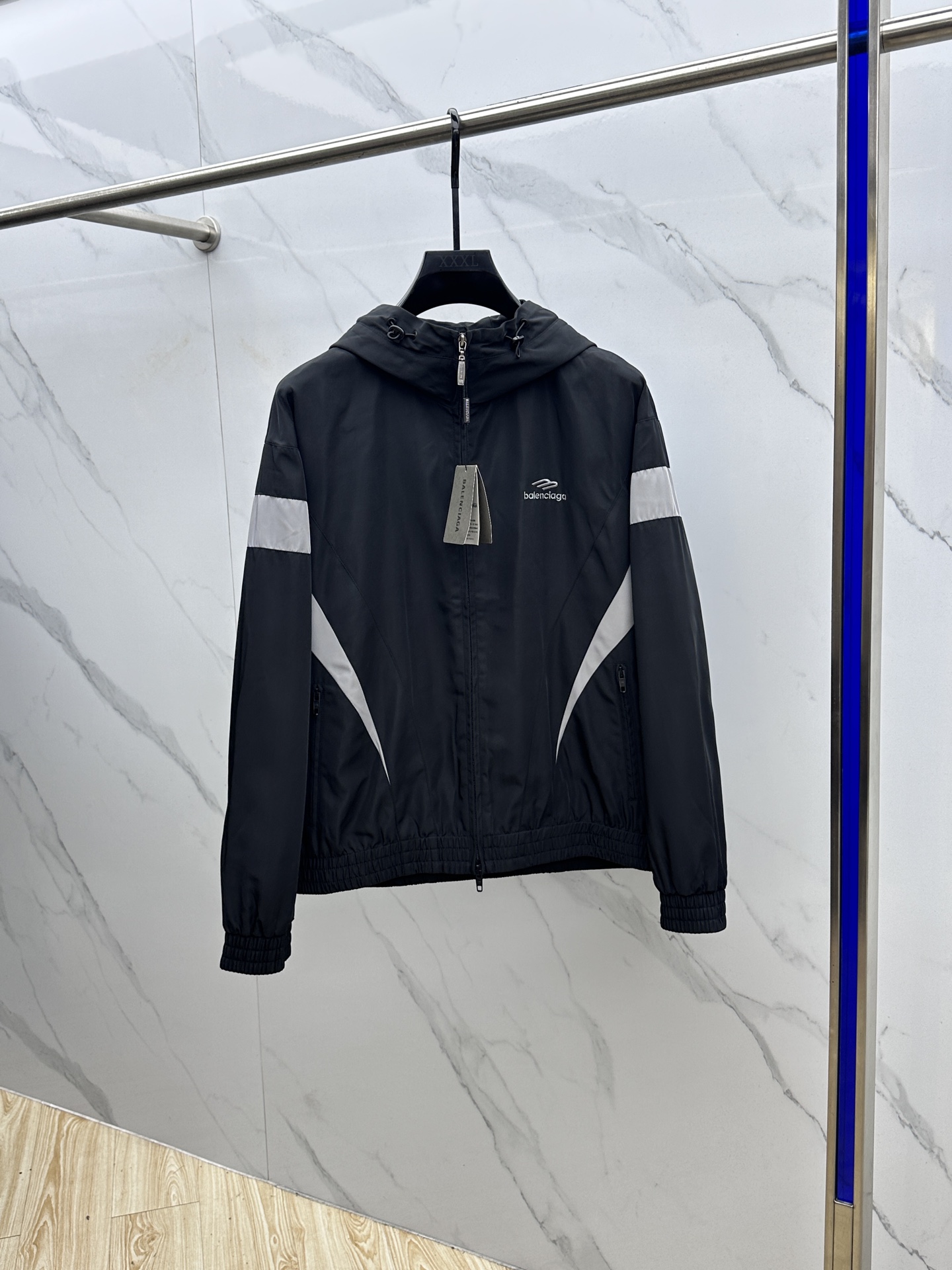 NO:524861,BALENCIAGA logo contrast zipper charge jacket is made of imported custom cotton fabric, with a crisp texture and excellent windproof and breathable performance. The splicing of different colors of fabrics is extremely fine without any misalignment or unevenness, showing superb cutting and splicing technology, giving the jacket a unique visual layering and fashion sense, and also ensuring the stability of the overall structure; the brand logo on the chest is clearly printed, and the edges of the font and pattern are sharp and firm; the edges of the hooded part are regular and smooth, and they fit the head contours, comfortable and beautiful. 023 Loose Size M-3XL,,balenciaga,balenciaga,jackets & coats,hats,alexander wang19860909BALENCIAGA巴黎世家 标识撞色拉链冲锋夹克 采用进口定制棉质面料,质感挺括且无论是防风还是透气性能都很出色,不同颜色面料的拼接处处理极为精细没有一丝错位或不平整,展现出高超的裁剪和拼接工艺,赋予了夹克独特的视觉层次感和时尚感,还保证了整体结构的稳定性;胸前的品牌标识印刷清晰,字体和图案的边缘锐利色彩牢固;连帽部分的边缘规整线条流畅,戴起来贴合头部轮廓,舒适又美观.023 版型宽松 尺码M-3XL,,balenciaga,balenciaga,jackets & coats,hats,alexander wang,Men's clothing