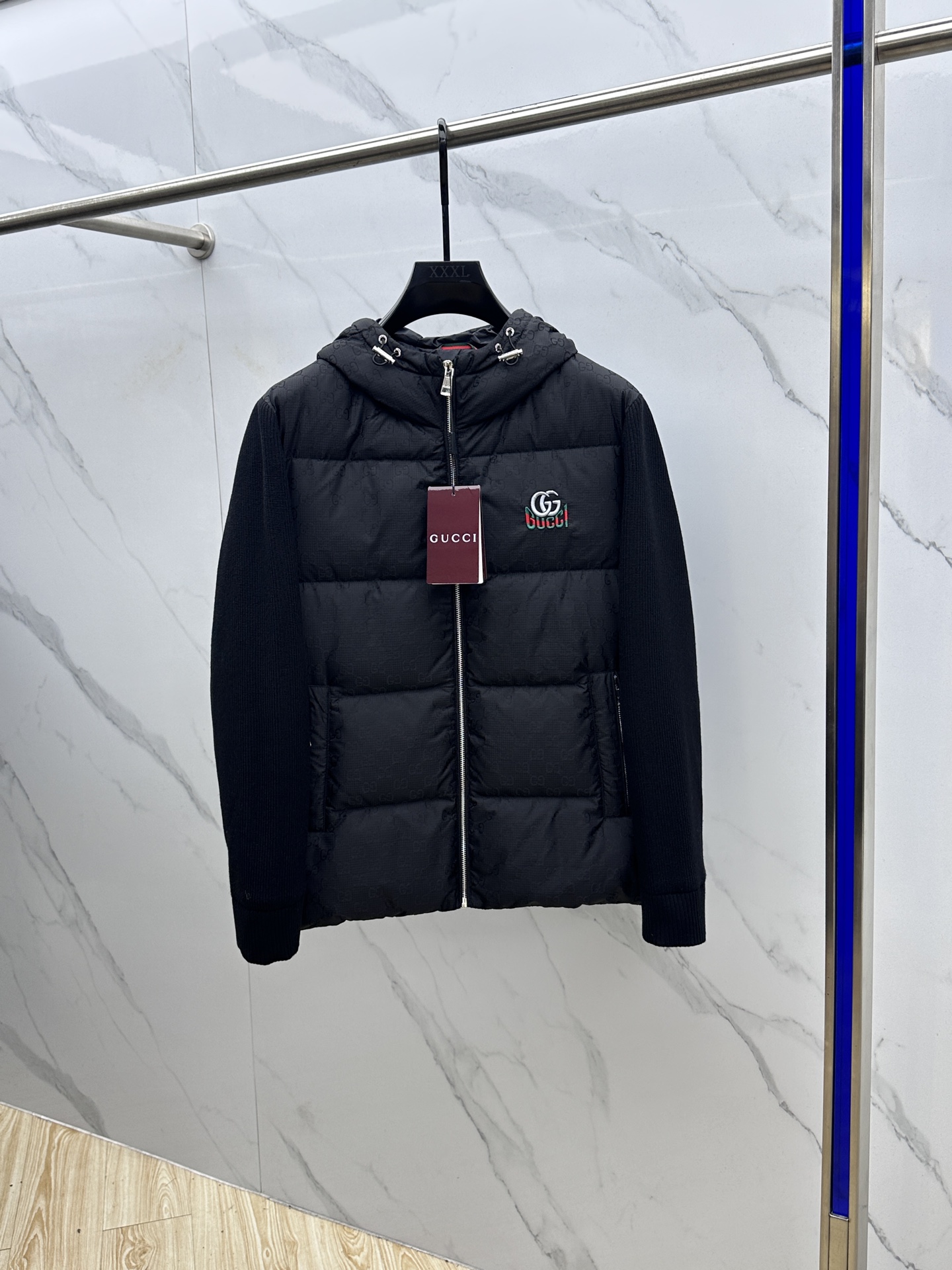 NO:524870,GUCCI Gucci 2025 autumn and winter new original custom hardware accessories are fully imported and customized. Welcome to compare. Absolute high quality. Use top-grade 95 white duck down. Super soft. Fluffy and full. Super heavy fabric has a perfect fit. Pay attention to the super comfortable fabric. Exclusive model. Non-market goods. Same model for men and women. 023. Size M ~XXXL,,gucci,gucci,alexander wang.19860909GUCCI古驰 2025秋冬新款原版订制五金配件全进口原版定制 欢迎对比 绝对的高品质 采用顶级95白鸭绒 超柔软 充羽量蓬松饱满 超级重面料做工杠杠的版型完美 注意面料超舒服 独家款 非市场货 男女同款023 尺码M ～XXXL,,gucci,gucci,alexander wang,Men's clothing