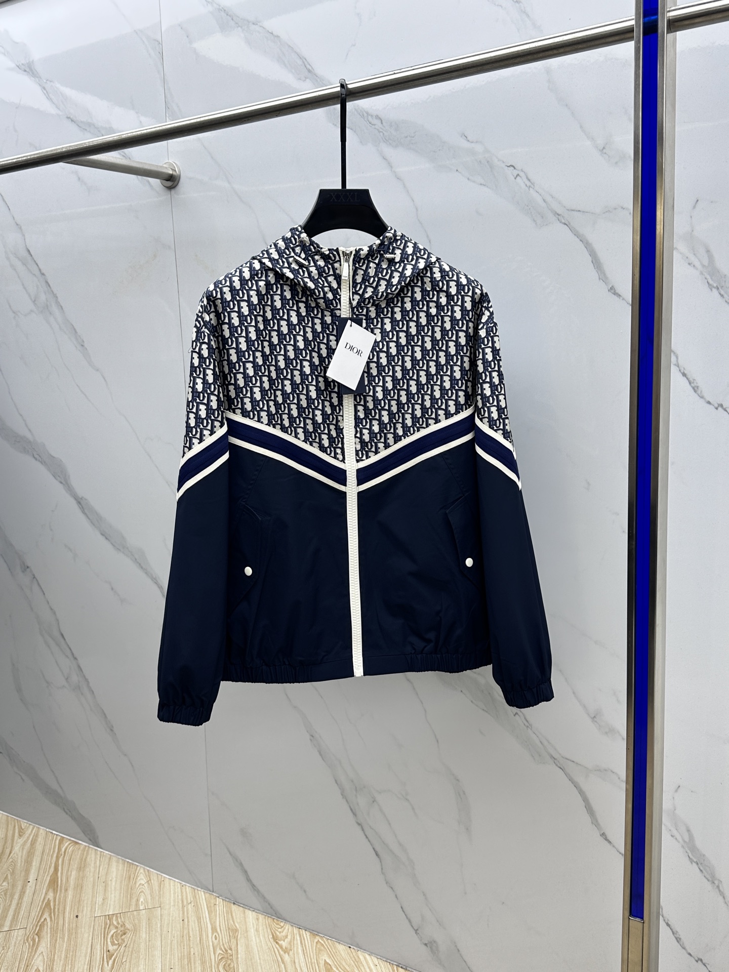 NO:524863,Dior 25ss autumn and winter new Dior classic presbyterian jacket This jacket uses the iconic blue Oblique jacquard as the main axis to highlight the brand recognition while strengthening the trendy attributes. The small stand-up collar design makes it more fashionable and light, with thick materials, delicate workmanship, and full of details, demonstrating the designer's fashion skills. You can like it at a glance. Three standards are complete 023 sizes M-XXXL,,dior,dior,jackets & coats,jackets & coats,alexander wang19860909Dior迪奥 25ss秋冬新款 迪奥经典老花夹克外套 这款外套以标志性的蓝色 Oblique 提花为设计主轴,彰显品牌辨识度的同时强化潮流属性.小立领设计更显时尚轻奢,用料厚实、做工细腻、满屏都是细节,彰显设计师的时尚功底.一眼就喜欢.三标齐全023 尺码M-XXXL,,dior,dior,jackets & coats,jackets & coats,alexander wang,Men's clothing