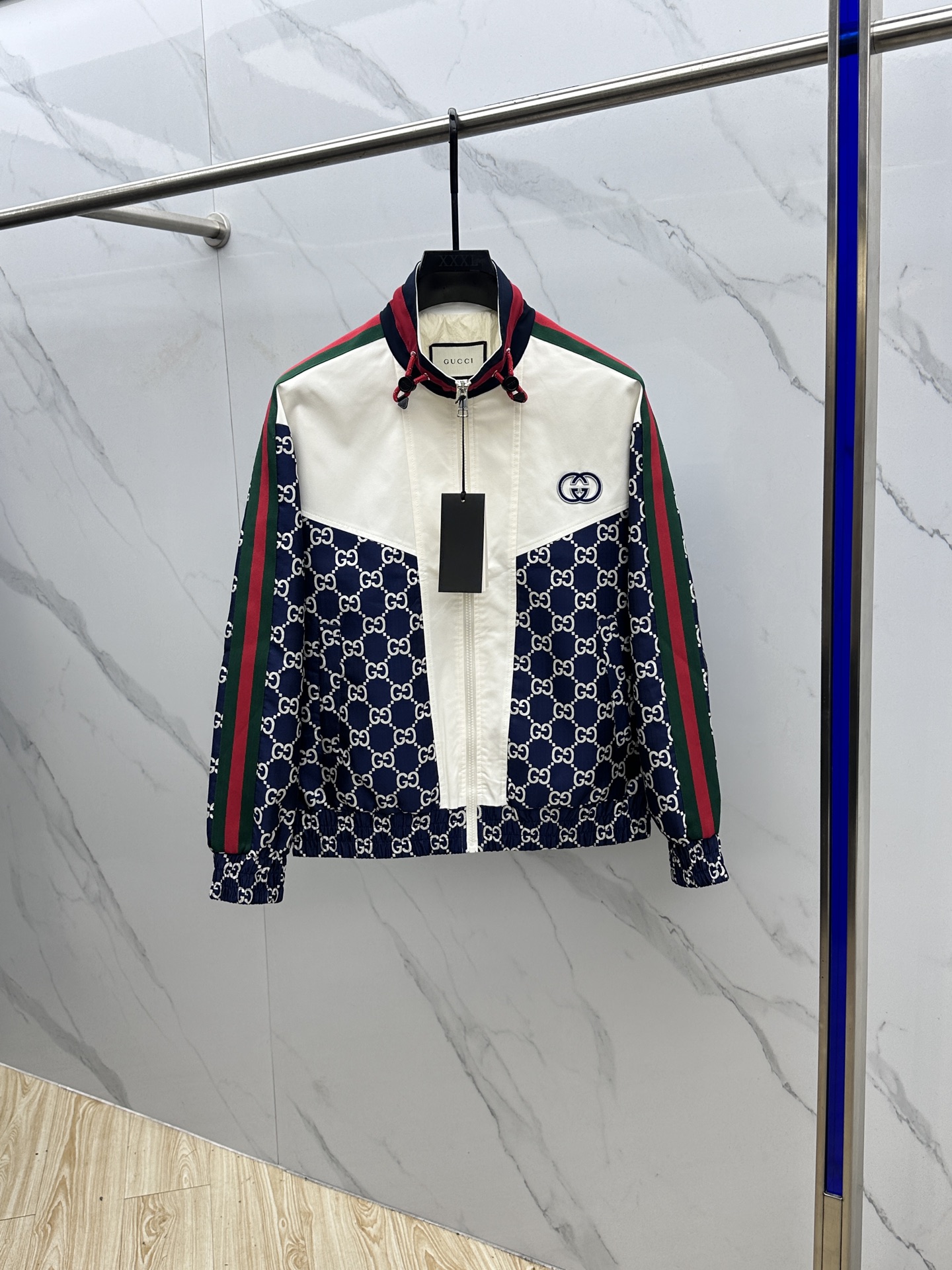 NO:524865,GUCCI Gucci 2025 autumn latest style spliced ​​jacquard stand-up collar jacket with three complete specifications, red and green webbing splicing design on both sides~ highlight the brand's charm~ high-end version The perfect appearance, very outstanding design, easily advance the sense of fashion, and the wiring is neat and meticulous!  A masterpiece of a big-name designer!  Shows unique charm. The inner side parking space is covered. Superb craftsmanship, sports and leisure, impeccable first-class design, super positive style, super handsome upper body, same style as men and women 023ts 023ts digits M~3XL,,gucci,gucci,jackets & coats,jackets & coats,alexander wang19860909GUCCI 古驰 2025秋季最新款拼接提花立领夹克外套 三标齐全,两侧红绿织带拼接设计～彰显品牌魅力～高端版本 品相完美,非常出彩的设计,轻松将时髦感进阶,走线工整细致！大牌设计师巨作！尽显别致魅力.内里包边车位.工艺精湛,运动休闲于一身,无可挑剔的一流设计,版型超正,上身超级帅气,男女同款023ts 码数M~3XL,,gucci,gucci,jackets & coats,jackets & coats,alexander wang,Men's clothing