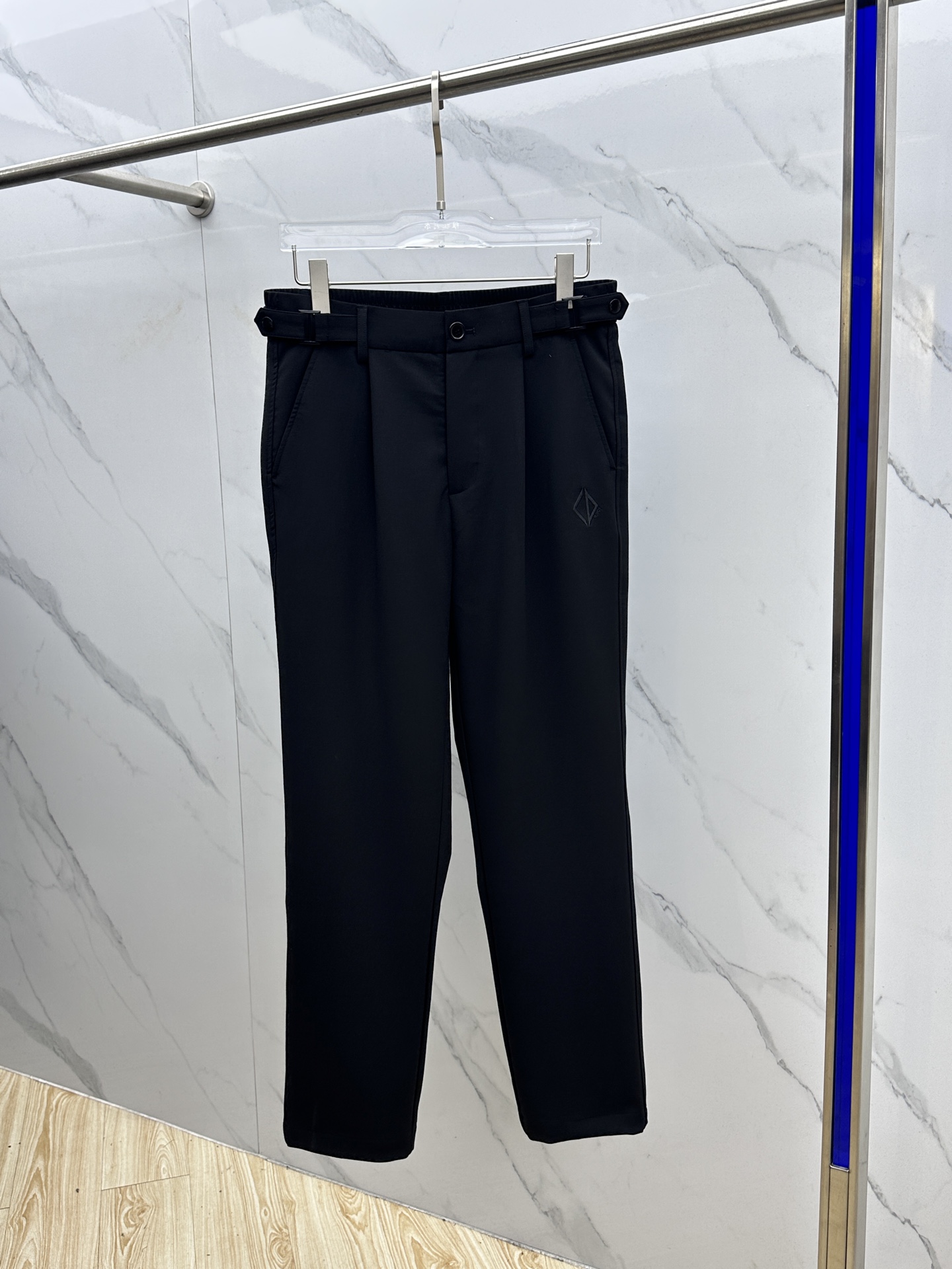 NO:524866,Dior 2025SS autumn new product Original single men's suit casual pants A must-have type every season, a hot-selling ace item that needs no doubt, in line with the best matching of the four seasons. The overall style continues the tone of SLP, and the embroidered logo brand integrates a variety of arts and craftsmanship, and the waist folds are stacked. It is natural to create an unruly and individual style!  Extremely excellent in details, very sophisticated, perfectly tailored 023 Size M-3XL,,dior,dior,loro piana,business suit,alexander wang19860909Dior迪奥 2025SS秋季新品 原单男士西装休闲裤 每季必出的类型,无需质疑的热卖王牌单品,符合四季最佳的搭配 整体的风格延续了SLP的基调,刺绣logo品牌 通体融入了多种工艺美学,腰身褶皱堆叠 浑然天成,缔造出不羁与个性的风格！细节方面极为出色,非常匠心考究,版型剪裁完美 023 尺码 M-3XL,,dior,dior,loro piana,business suit,alexander wang,Men's clothing