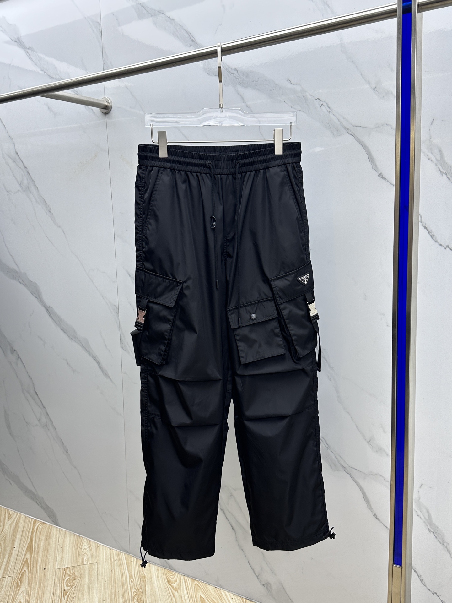 NO:524868,Prada 2025 autumn new product, multi-bag work pants casual pants.  The conventional design and tailoring are both unique and fashionable, and they look good no matter how you match them. They are born extraordinary.  The fabric is extremely delicate and oily.  Breathable and comfortable, the tooling patch bag design is full of sunshine and vitality!  Add vitality to the overall shape, the color control is perfect and irresistible charm. The three standards are complete 023 size m-3XL,,prada,prada,alexander wang19860909Prada普拉达 2025秋季新品 多袋工装裤休闲裤．常规设计裁剪兼具个性时尚范儿,怎么搭配都好看,与生俱来的不平凡．面料极为细腻的油润质感．透气舒适,工装贴袋设计充满阳光活力！为整体造型增添活力满满的视觉,型色把控非常完美,无以抗拒的魅力.三标齐全023 尺码m-3XL,,prada,prada,alexander wang,Men's clothing