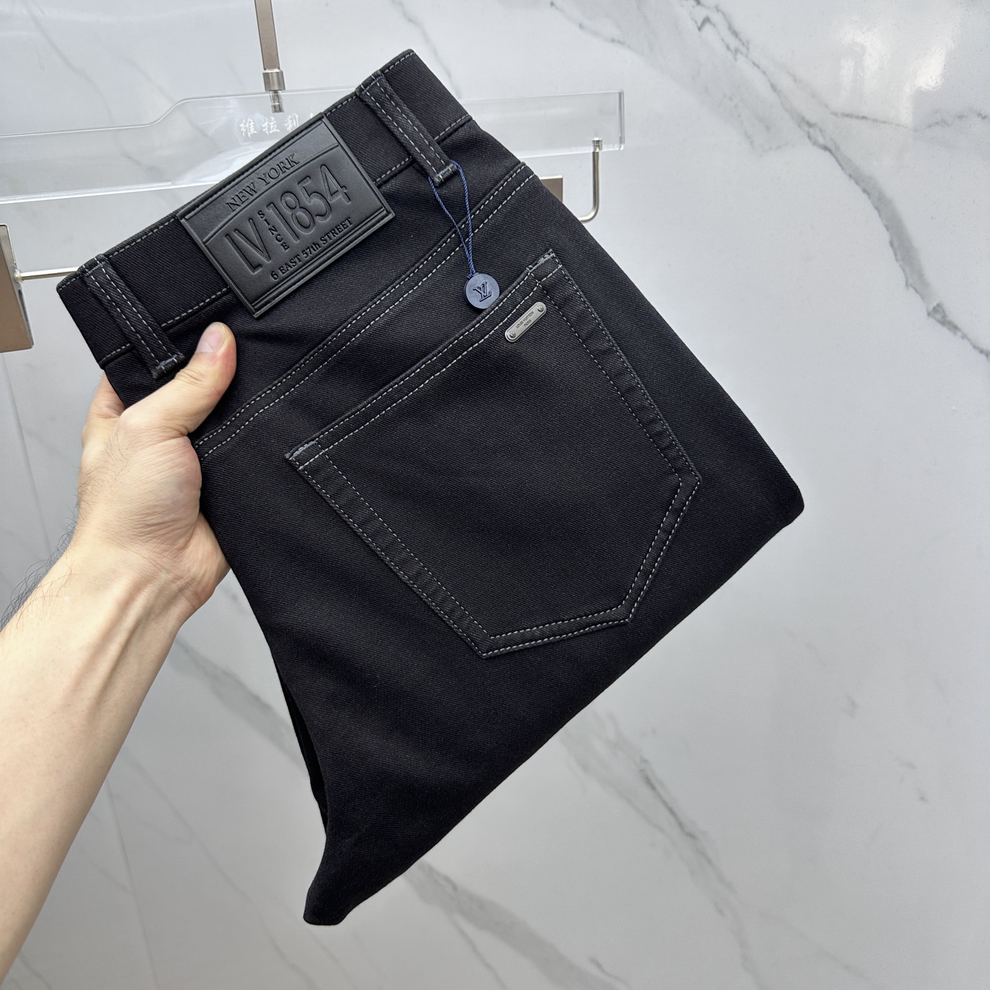 NO:524860,LV Louis Vuitton, high-end customization, the latest jeans in early autumn 2025, are released simultaneously on the counter, original custom reproduction, customer-supplied hardware and accessories, original quality, imported fixed-color denim fabric, heavy industry washing, fine workmanship and excellent upper body!  Selected single products, complete three standards, original A11 production, number of codes 29-38 without 37,,louis vuitton,louis vuitton,jeans,alexander wang19860909LV 路易威登 高端定制、2025早秋最新款牛仔裤 柜台同步发售 原版定制复刻 客供五金辅料 原单品质 进口固色牛仔面料 重工洗水 做工走线精细 上身绝佳！优选单品 三标齐全 A11原单出品 码数29-38无37,,louis vuitton,louis vuitton,jeans,alexander wang,Men's clothing