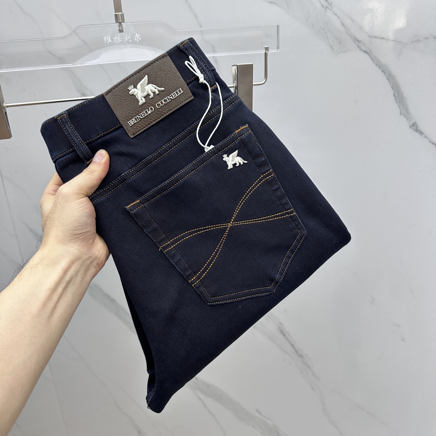 NO:524862,BC high-end customization, the latest jeans in early autumn 2025 are released simultaneously on the counter. Original customization reproduction. Customer-supplied hardware and accessories. Original quality. Imported fixed-color denim fabric. Heavy industry washing. Fine workmanship and excellent upper body!  Selected single products, complete three standards, original A11 production, number of codes 29-38 without 37,,jeans,alexander wang19860909BC 高端定制、2025早秋最新款牛仔裤 柜台同步发售 原版定制复刻 客供五金辅料 原单品质 进口固色牛仔面料 重工洗水 做工走线精细 上身绝佳！优选单品 三标齐全 A11原单出品 码数29-38无37,,jeans,alexander wang,Men's clothing