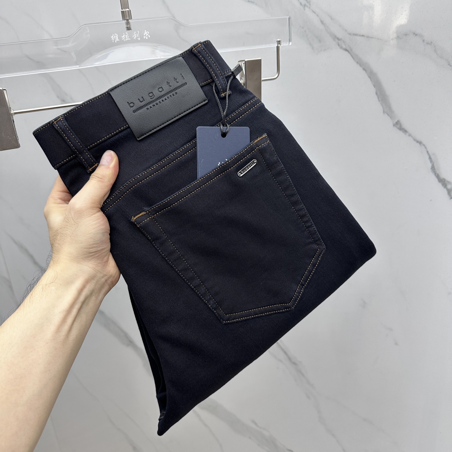 NO:524864,bugatti high-end customization, the latest jeans in early autumn 2025, released at the counter simultaneously, original custom reproduction, customer-supplied hardware and accessories, original quality, imported fixed-color denim fabric, heavy-industrial washing, fine workmanship and excellent upper body!  Selected single products, complete three standards, original A11 production, number of codes 29-38 without 37,,jeans,alexander wang19860909bugatti 高端定制、2025早秋最新款牛仔裤 柜台同步发售 原版定制复刻 客供五金辅料 原单品质 进口固色牛仔面料 重工洗水 做工走线精细 上身绝佳！优选单品 三标齐全 A11原单出品 码数29-38无37,,jeans,alexander wang,Men's clothing