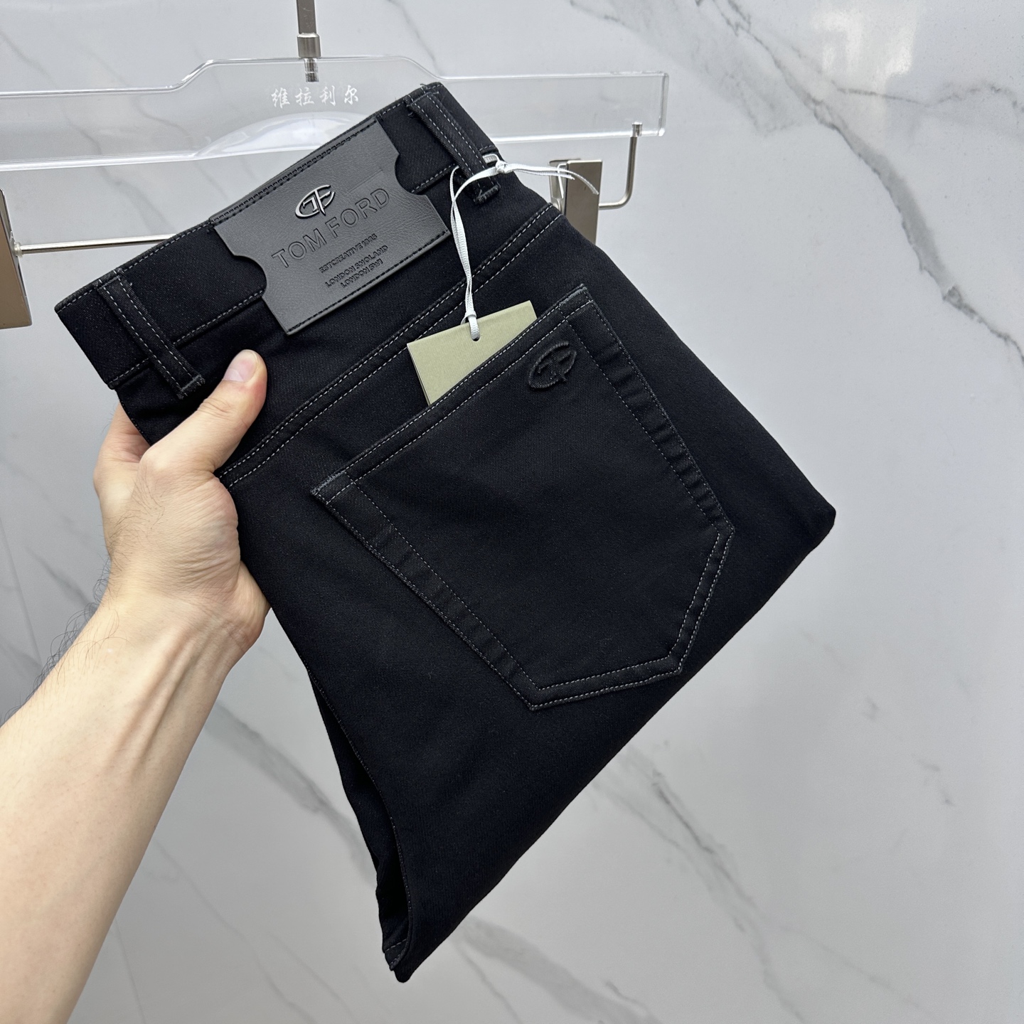 NO:527052,TF high-end customization, the latest jeans in early autumn 2025 are released simultaneously on the counter. Original customization reproduction. Customer-supplied hardware and accessories. Original quality. Imported fixed-color denim fabric. Heavy industry washing. Fine workmanship and excellent upper body!  Selected single products, complete three standards, original A11 production, number of 29-38 without 37,,tom ford,jeans,alexander wang19860909TF 高端定制、2025早秋最新款牛仔裤 柜台同步发售 原版定制复刻 客供五金辅料 原单品质 进口固色牛仔面料 重工洗水 做工走线精细 上身绝佳！优选单品 三标齐全 A11原单出品 码数29-38无37,,tom ford,jeans,alexander wang,Men's clothing