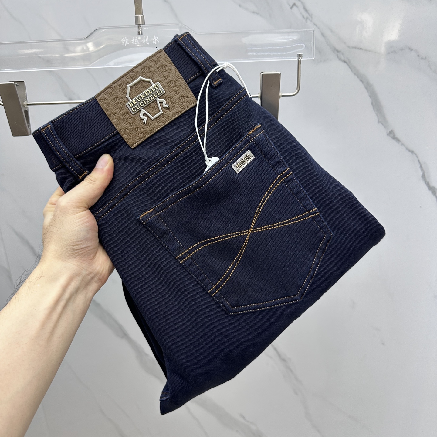 NO:527053,BC high-end customization, the latest jeans in early autumn 2025 are released simultaneously on the counter. Original customization reproduction. Customer-supplied hardware and accessories. Original quality. Imported fixed-color denim fabric. Heavy industry washing. Fine workmanship and excellent upper body!  Selected single products, complete three standards, original A11 production, number of codes 29-38 without 37,,jeans,alexander wang19860909BC 高端定制、2025早秋最新款牛仔裤 柜台同步发售 原版定制复刻 客供五金辅料 原单品质 进口固色牛仔面料 重工洗水 做工走线精细 上身绝佳！优选单品 三标齐全 A11原单出品 码数29-38无37,,jeans,alexander wang,Men's clothing