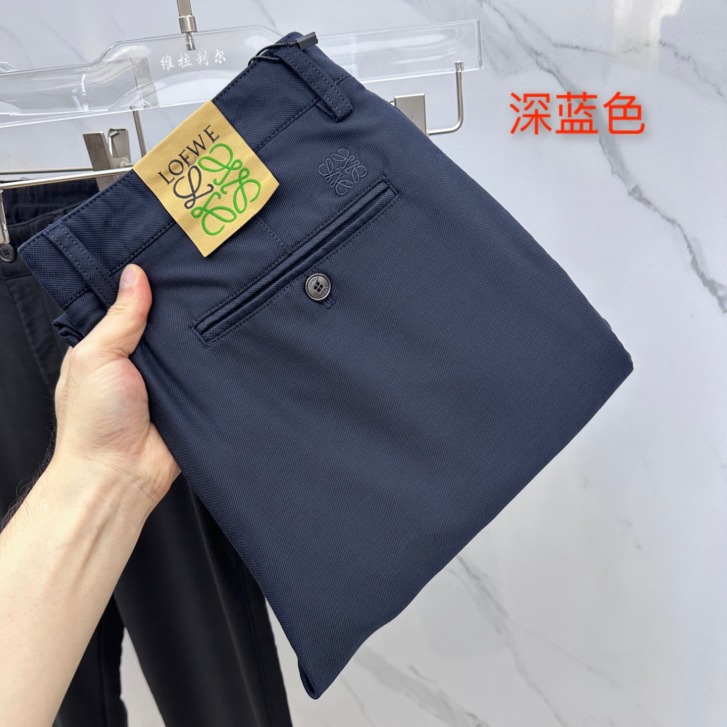 NO:527059,LOEWE 2025 early autumn new casual pants and trousers, released simultaneously on the official website, trouser body craft design, customized hardware and auxiliary materials, fabric customization, and OEM products are free of inspection!  Every detail is the ultimate. The original hardware accessories are trendy and stylish and handsome, and are essential items for trendy people!  Original production of A11!  Number of codes 29-38 None 35.37, loewe, loewe, alexander wang19860909LOEWE罗意威 2025早秋新品休闲裤西裤,官网同步发售,裤身工艺设计,定制五金辅料、面料定制,代工厂出品免检！每个细节做到极致.原版五金配件,潮范十足、上身有型帅气,潮人必备单品！ A11原单出品！ 码数29-38无35.37,,loewe,loewe,alexander wang,Men's clothing