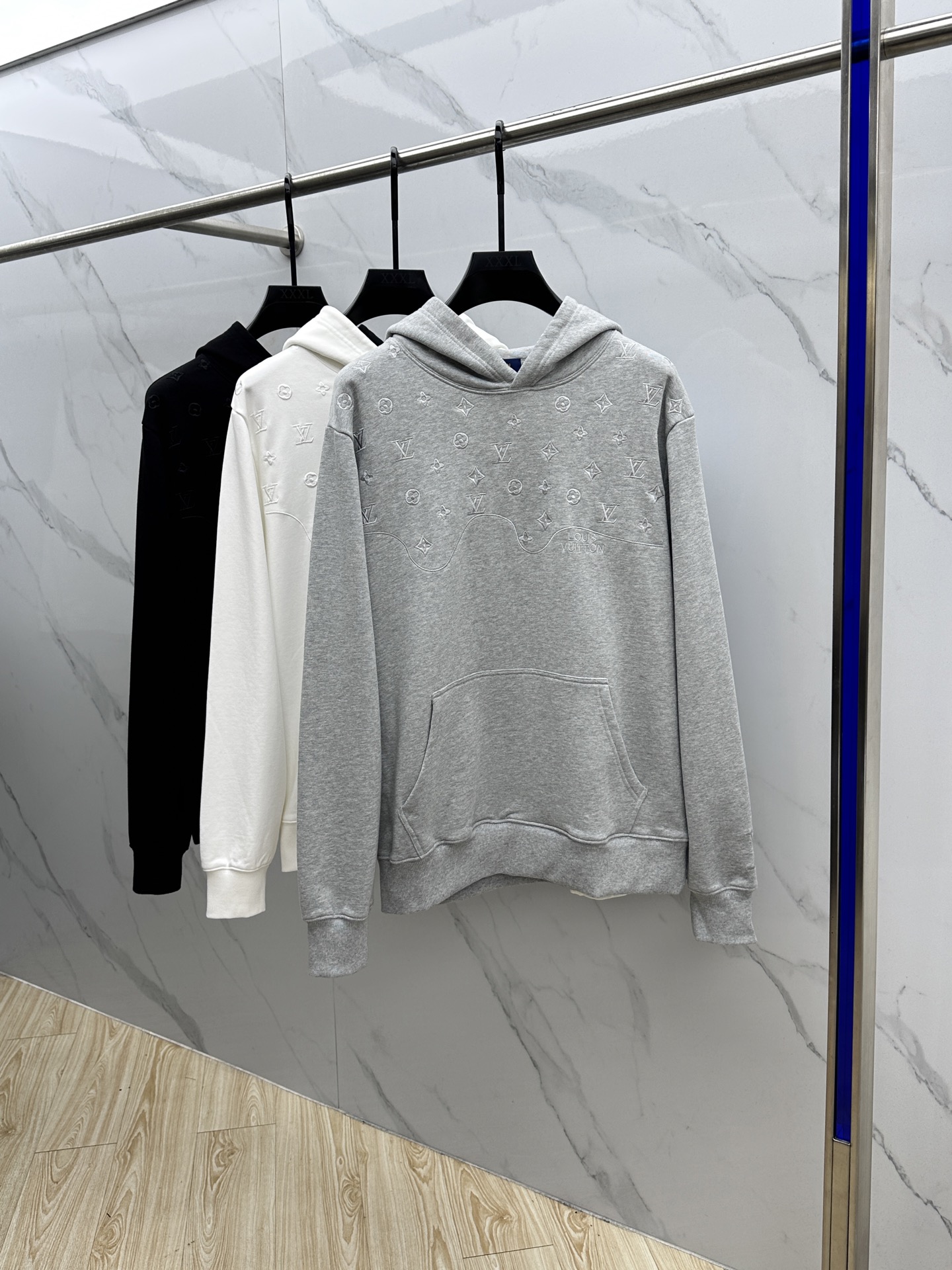 NO:527062,Louis Vuitton LV embroidered letter logo hooded sweatshirt with cuff hem using craftsmanship, double-line needle-produced, straight line, front and back letter logo adopts spray paint printing technology, overall old-fashioned and blurred effect, neckline and shoulders are all hand-matched, laundry washing water and frying, line details are perfect, fabric is made of 420g pure cotton sweatshirts, large goods three-standard + code sticker + dustproof paper with logo, size S M L XL,,louis vuitton,louis vuitton,hoodie,sweatshirts,hats,alexander wang19860909路易威登 LV 刺绣字母Logo连帽卫衣 袖口下摆采用工艺 双线的针法加持 走线平直 前后幅字母logo采用喷漆印花工艺 整体做旧模糊效果 领口肩部均为手工磨烂工艺 成衣洗水炒华 走线细节做工堪称完美 面料采用420g纯棉大卫衣 大货三标齐+码数贴＋带Logo防尘纸hei 尺码S M L XL,,louis vuitton,louis vuitton,hoodie,sweatshirts,hats,alexander wang,Men's clothing