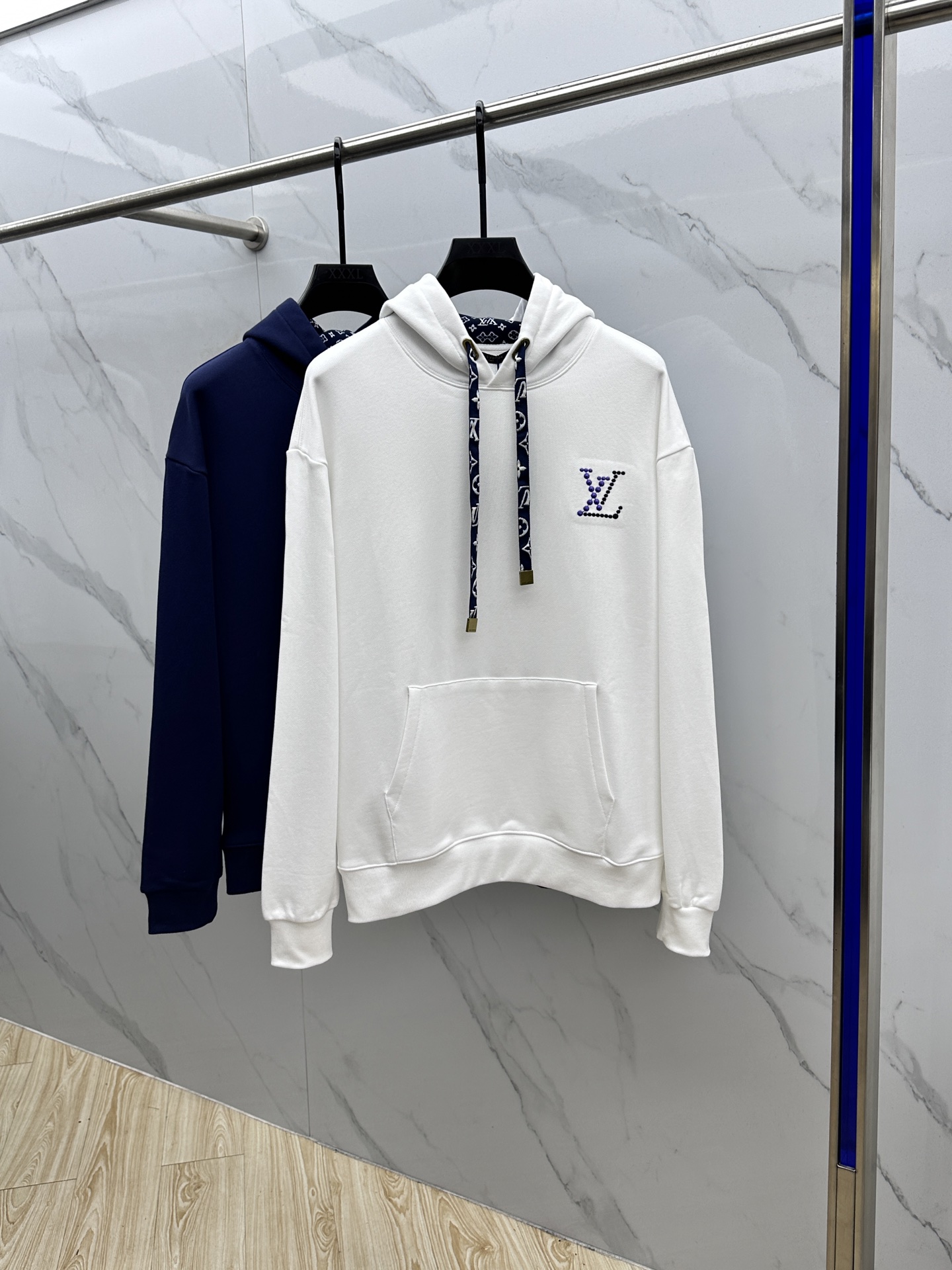 🆕LV路易威登 2025ss最新款，同步有售，原单狠货，时尚休闲连帽卫衣，上身很有特点！吸睛而有亮点，进