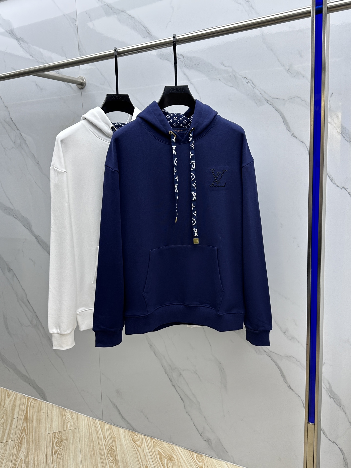 NO:527065,The latest LV Louis Vuitton 2025ss model, available at the same time, original singles, fashionable and casual hooded sweatshirt, very distinctive on the upper body!  Eye-catching and highlighted, imported original fabric, top-grade embroidery craft letter pattern decorative logo, original hardware and auxiliary decoration, simple but not lacking in fashion, classic and atmospheric, comfortable and breathable, handsome and stylish on the upper body. S-XL,,louis vuitton,louis vuitton,hoodie,sweatshirts,hats,alexander wang19860909LV路易威登 2025ss最新款,同步有售,原单狠货,时尚休闲连帽卫衣,上身很有特点！吸睛而有亮点,进口原版面料,顶级刺绣工艺字母图案装饰Logo,原版五金辅料装饰,简单而不失时尚,经典大气,舒适透气,上身帅气有型hei 码数S-XL,,louis vuitton,louis vuitton,hoodie,sweatshirts,hats,alexander wang,Men's clothing