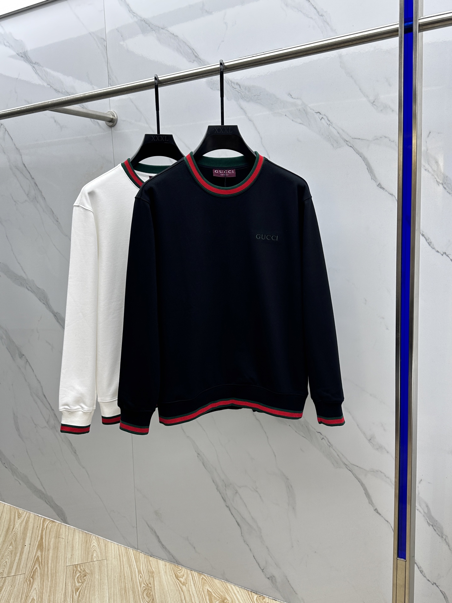 NO:527067,Gucci 2025 new product is available on the round-neck webbing sweatshirt. Customized YB twill cotton. Breathable and comfortable. Smooth and stylish. Round-neck pullover long-sleeved sweatshirt style. Loose cut and easy to outline the loose lines. Easy to put on and take off. The neckline and hem echo the hem. Embellish the red and green webbing thread elastic edge-covered modification contour. Full details. The letter logo on the chest demonstrates the brand tone. Meet various needs of daily dates. Present a casual and free style. Fashionable and fashionable. Customized face accessories. Accurate version. High-version hei. S-XL,,gucci,gucci,hoodie,sweatshirts,alexander wang.19860909Gucci古驰 2025新品上架圆领织带卫衣 定制YB斜纹全棉材质 透气舒适 垂顺有型 圆领套头长袖卫衣版型 宽松裁剪轻松勾勒松弛感线条 穿脱方便 领袖口和下摆呼应 点缀红绿织带螺纹弹力包边修饰轮廓 细节处理满分 胸前字母徽标 彰显品牌调性 满足日常约会多种需求 呈现随性自由的风格 穿搭时髦洋气 定制面辅料 认准版本 高版本hei 尺码S-XL,,gucci,gucci,hoodie,sweatshirts,alexander wang,Men's clothing