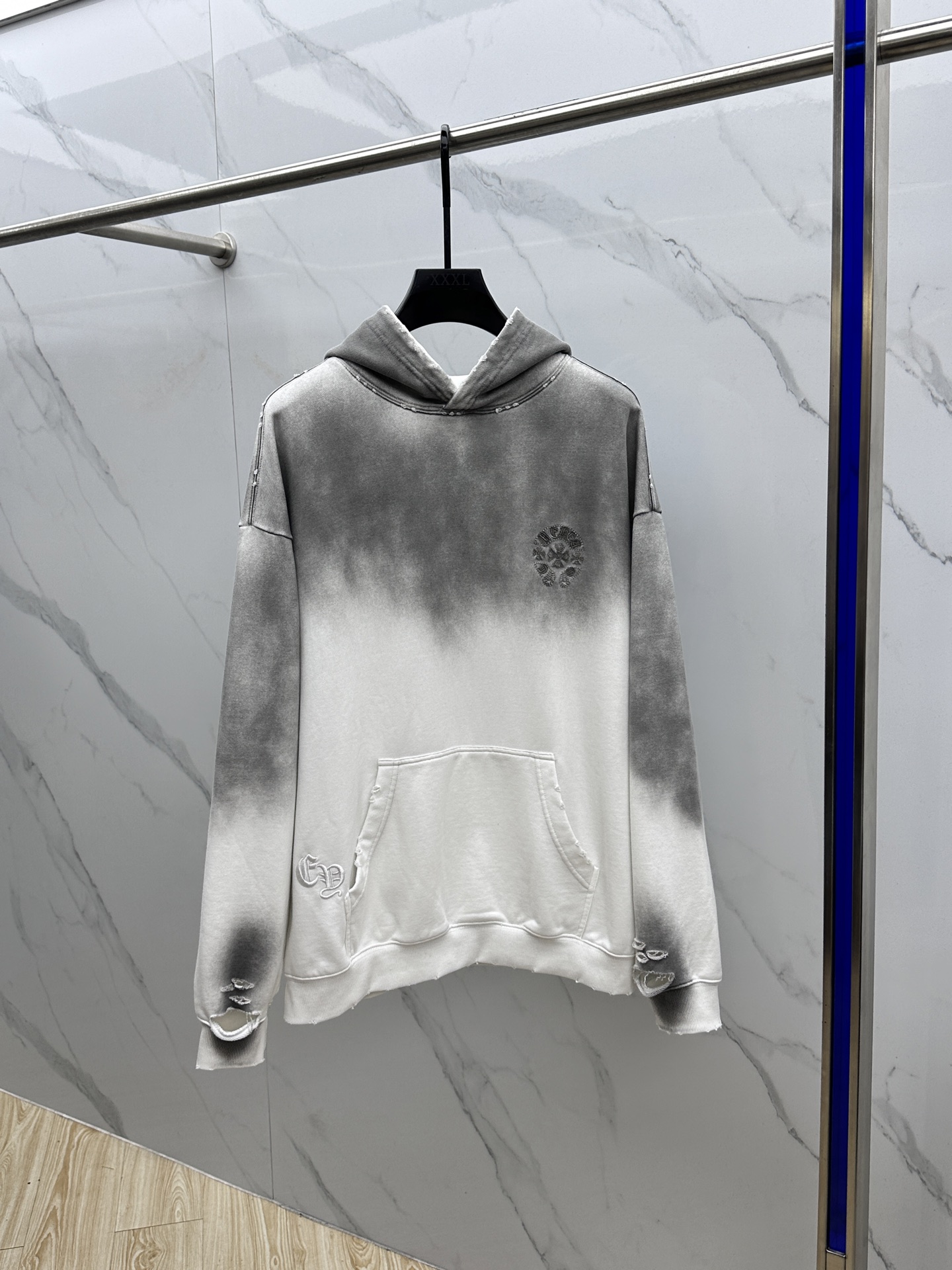 NO:527069,CH* Croxin 25FW autumn flower Tiandao embroidered sweatshirt highest version!  Custom fabric 440g tripe terry terry fabric!  American pickling and old original cloth laser flower patch embroidery, exquisite embroidery of letters!  Hot-selling models, very comfortable to wear, low-key and luxurious, very classy when worn, large-size styles and cutting, no need to say much about the top body, exquisite and high-end quality, a truly palace-level product, selected from Turkey's cotton quality, heavy washing makes the clothes very soft!  Not picky about people, absolutely stylish, extremely luxurious. Hei size S-XL, chrome hearts, hoodie, sweatshirts, alexander wang19860909CH* 克罗心 25FW秋季花卉田岛刺绣卫衣最高版本！定制面料440克牛肚毛圈面料！美式酸洗做旧原身布激光烧花贴布绣 字母精致刺绣！ 热销款 身穿着非常舒适 低调不失奢华 穿出去非常有档次 大版型款式和裁剪亦无需多言 上身精致跃然高档一等一顶级质料 真正殿堂级产品 选用土耳其的棉花品质卓然,经过重水洗使得衣服很柔软！不挑人 上身绝对的有型 极度奢华.hei 尺码S-XL,,chrome hearts,hoodie,sweatshirts,alexander wang,Men's clothing