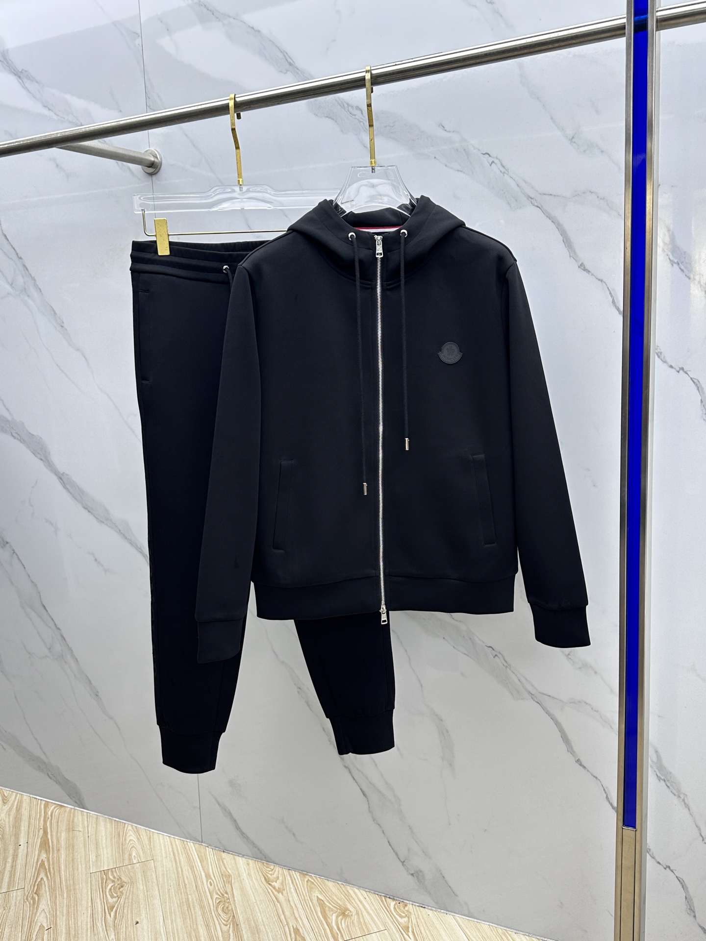 NO:527071,Set Moncler cover, new men's suit for autumn and winter, zipper jacket, business casual style!! The focus is on fabric! The smoothest like baby's skin!! Customers provide fixed fabrics, you can know that it is very smooth fabric, soft and skin-friendly, the upper body is crisp and stylish, the surface has a warm and shiny feeling, high-end and textured, the details of the line, the upper body is very distinctive, elegant and natural, the thickness is moderate, and the hardware and accessories are all in all aspects! A very practical model for business and leisure, a size m-3xl, the whole set (not removed), Moncler, jackets & coats, alexander wang19860909套 Moncler蒙口 秋冬新款男士套装 拉链外套 商务休闲款!!重在面料!婴儿肌肤般的柔滑!!客供定织料,入手便知极具柔滑面料,手感柔软亲肤,上身挺括有型,表面又有着温润的光泽感,高档而显质感,走线细节处理,上身很有特点,优雅自然的版型,厚度适中,五金辅料全品相!商务休闲都很实穿的一款hei 尺码m-3xl 整套出 (不拆),,Moncler,jackets & coats,alexander wang,Men's clothing