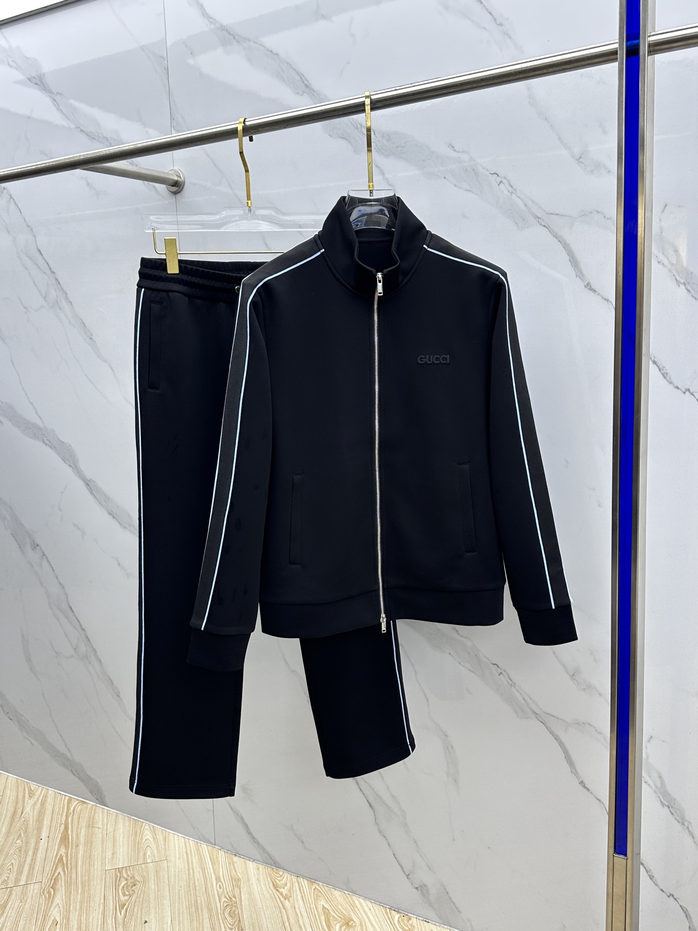 NO:527073,Gucci exclusively offers the new same stand-up collar set, full of high-end feel!  The details are exquisite and high-end, and the workmanship is impeccable!  Imported fabrics are three-dimensional, exquisite and delicate. The original high-end double-sided jersey fabrics are very high-end!  The fabric is crisp, wrinkle-resistant, wear-resistant, moisture absorption, quick drying and breathable, neat and stylish. Hei code number M-3XL, gucci, gucci, alexander wang19860909Gucci古驰独家专供新款同款立领套装,高级感满满！细节精致高档,做工无可挑剔！进口面料 立体精致细腻.原版高端双面平纹针织面料很显高级！面料挺括抗皱耐磨,吸湿速干透气,利落有型.hei 码数M-3XL,,gucci,gucci,alexander wang,Men's clothing