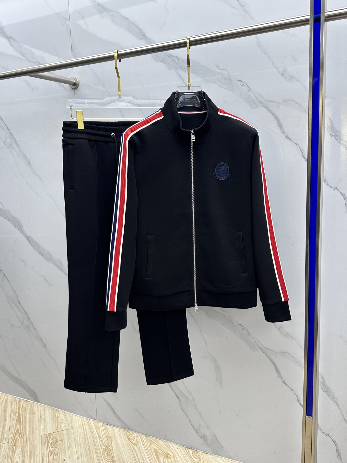 NO:527056,Moncler covers the mouth 2025 early autumn new casual set!  Celebrities’ favorite fashion casual suit, simple and generous, spliced ​​fabric design, classic logo three-dimensional craftsmanship!  Clean and neat tailored, full of urban style. It is available for exclusive top custom fabrics, soft and dry, and the upper body has a crisp and stylish effect. The three-dimensional cutting process and the style are all high-standard and appropriate silhouette versions!  It’s not tight, just feel good when you wear it. With so many top-quality raw materials, you can create high-end products with unparalleled value. The first choice for high-end fashion fashion people with a complete range of three standards, and the upper body effect is super good!  hei code number M-3XL, Moncler, alexander wang19860909Moncler蒙口 2025早秋新品休闲套装！明星最爱时装味休闲套装 简单大方 拼接面料设计,经典logo立体工艺！干净利落剪裁 都市风十足 可供独家顶级定制面料,手感软糯干爽,上身效果挺括有型.立体裁剪工艺,版型上都是高标准,恰当好处的廓型版！又恰恰不紧绷,穿上心情就好,如此众多的顶级原料,打造出价值感无与伦比的高端产品,三标齐全高端潮流时尚人士首选,上身效果超级好看！hei 码数M-3XL,,Moncler,alexander wang,Men's clothing