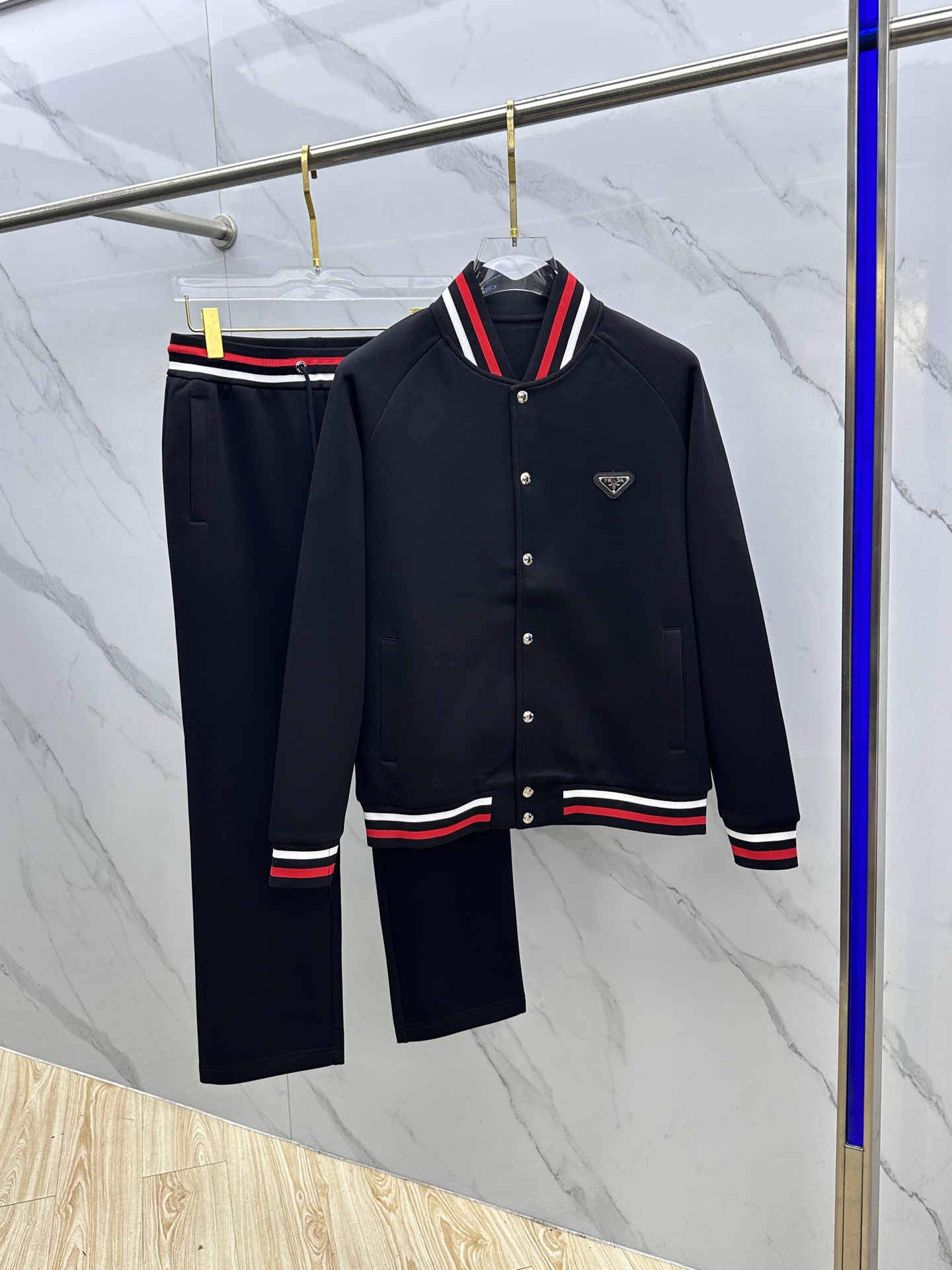 NO:527058,Prada 2025 autumn and winter new casual set, the latest model is exclusively available on the entire network!  !  ~ It is classic and fashionable and versatile, who doesn’t like it? It will show the classic again. It is very pleasing to the eye and comes with a low luxury halo and recognition!  *da's traditional brand concept and modern advanced technology are perfectly combined. Coupled with the extremely modern and modern minimalist design, exclusive logo badge design!  Customized 100% imported pure cotton fabric!  The texture of this model is quite touching, the specifications and grades are known with tentacles. The degree of delicateness and breathability are top-notch!  hei size M-3XL, prada, prada, alexander wang19860909Prada普拉达 2025秋冬新款休闲套装,最新款全网独家首上！！~既经典有时尚百搭,谁不爱啊,将经典再次展现,非常的耐看,自带低奢光环与辨识度！*da传统的品牌理念和现代化的先进技术进行了完美结合.加上极其现代摩登风范的简约设计,专属logo徽章设计！定制百分百进口纯棉的面料！此款的质感相当感人 触手便知规格档次 细腻程度与透气效果堪称顶级！hei 尺码M-3XL,,prada,prada,alexander wang,Men's clothing