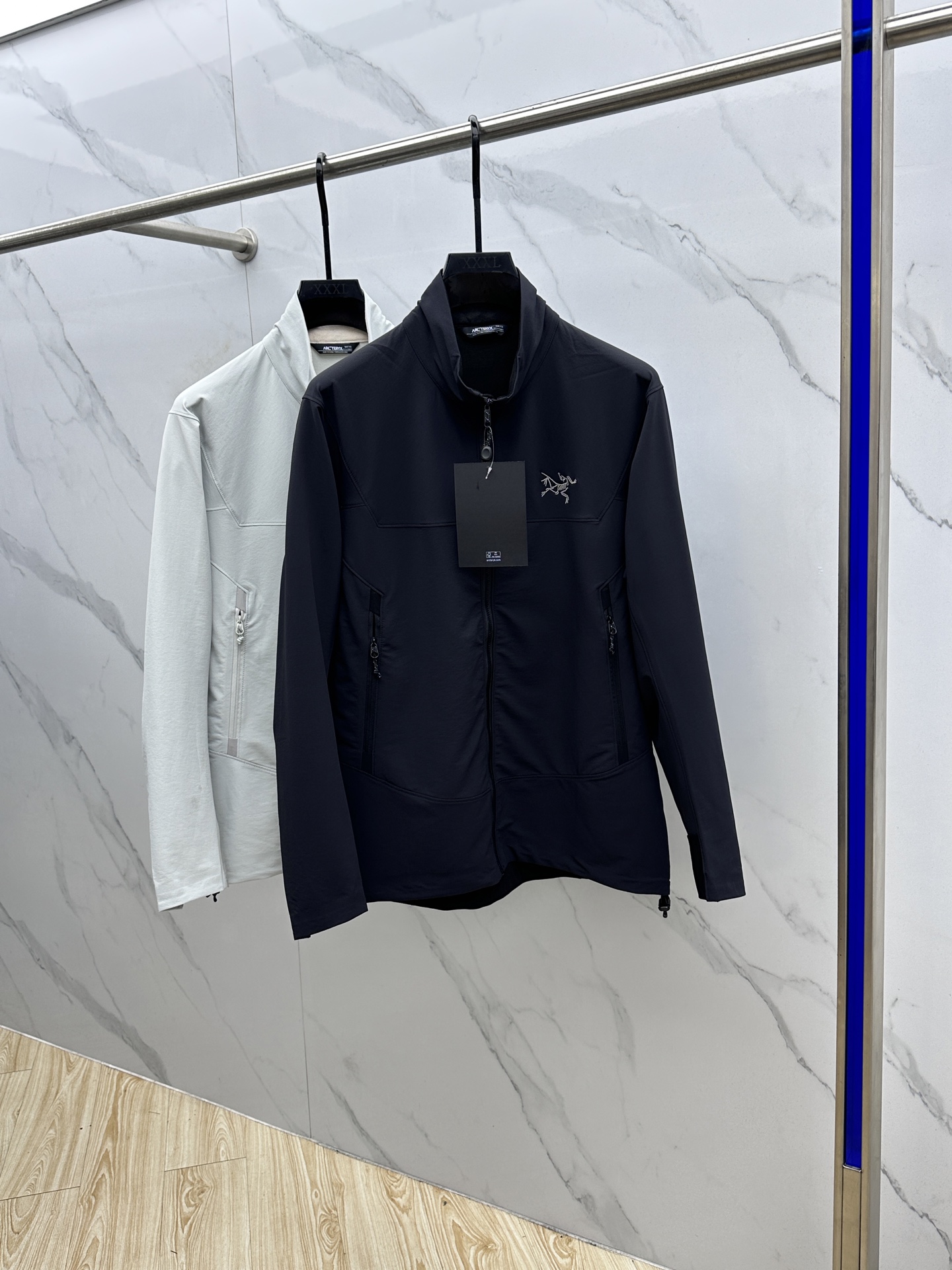 NO:527060,ARCTERYX Archaeopteryx LT series, new autumn style full-pressed rubber suede, the latest purchase agent Jaet outdoor stand collar woven couple ARCTERYX outdoor high-quality embroidery logo semi-collar zipper outdoor sports stand collar windproof embroidery plus velvet soft shell - non-market currency Aoshi all network, the latest technology fabric, full-body pressing technology inner suede, the latest design of the bird this year, the luxury charge collar + full-body pressing rubber, we have many bird things this year, just like its design language, free, free, dynamic, elegant, simple, capable, and fully reflect the whole piece. Now let me briefly introduce the origin of this model. It is produced by the original OEM factory in China. It is one of the only two OEM factories in the country and one of the only cooperative OEM factories!  We don’t need to say much about design, it’s not something that can be compared with casual small brands!  !  The overall design style and the perfect combination of fabrics can create this level!  !  Both are really indispensable!  !  !  Simple splicing, although there is no contrasting color. But the overall effect is really so simple and powerful embroidered style!  ARCTERYX The strongest outdoor brand, the 2025 official website hits the outdoor professional soft shell, a new model of FUSEFORM technology and DRYVENT fabric. If the snow mountain adventure requires a piece of mitrish heavy armor, then this piece can be regarded as light armor. The clothes are cut in Asian style. The goods have been released. It is really not easy to get the more goods made by the company!  Big brand!  High-tech fabric!  The fabric of the whole body is the key!  It is said that this fabric can preserve the body temperature and insulate the heat!  The workmanship is also quite complicated, and it is definitely not something that ordinary small factories can do. Embroidery on the chest with brand logo logo!  All zippers All original Big Bird custom zippers!  hei size S-XXL,arc'teryx,alexander wang19860909ARCTERYX始祖鸟 LT系列,秋季新款内里全压胶绒面 代购最新 Jaet户外立领款梭织情侣 ARCTERYX 户外高品质刺绣logo半领拉链户外运动立领防风刺绣加绒软壳 -非市场通货 傲视全网,最新科技面料, 全身压胶技术内里绒面,今年始鸟最新的设计,市面没有的奢侈级冲锋领+全身压胶 鸟的东西我们今年上的也不少 此款正如它的设计语言一样,自由、将整件的动感,优雅,简洁,干练,体现的淋漓尽致,现在为大家简单介绍一下此款的来历.国内原代工厂出品 全国一共仅有的两家和合作的代工厂之一！设计方面我们就不必多说,不是随随便便的小牌东西可以比拟！！ 整体的设计风格和面料的完美搭配才能造就一件这种级别的！！ 二者真的缺一不可！！！ 简单的拼接,虽然没有任何的撞色. 但是整体效果真的就是那么的简洁,有力 刺绣款！ARCTERYX 户外最强品牌 2025秋官网爆款来袭户外专业软壳 FUSEFORM科技、DRYVENT面料的新款.如果说雪山探险所需的是一件秘银重甲的话,那这一件,可算的上是轻型铠甲了.衣体采用亚洲剪裁方式 货已出,公司多做出的这批货,弄到手真心不容易！大牌！高科技面料！全身的面料是重点！据说这面料是可以有一定保存人身体体温和隔热功能！做工方面也是相当复杂,绝非一般小工厂可以完成, 胸前上品牌logo标刺绣！所有拉链全部原版大鸟定制拉链！hei 尺码S-XXL,arc'teryx,alexander wang,Men's clothing