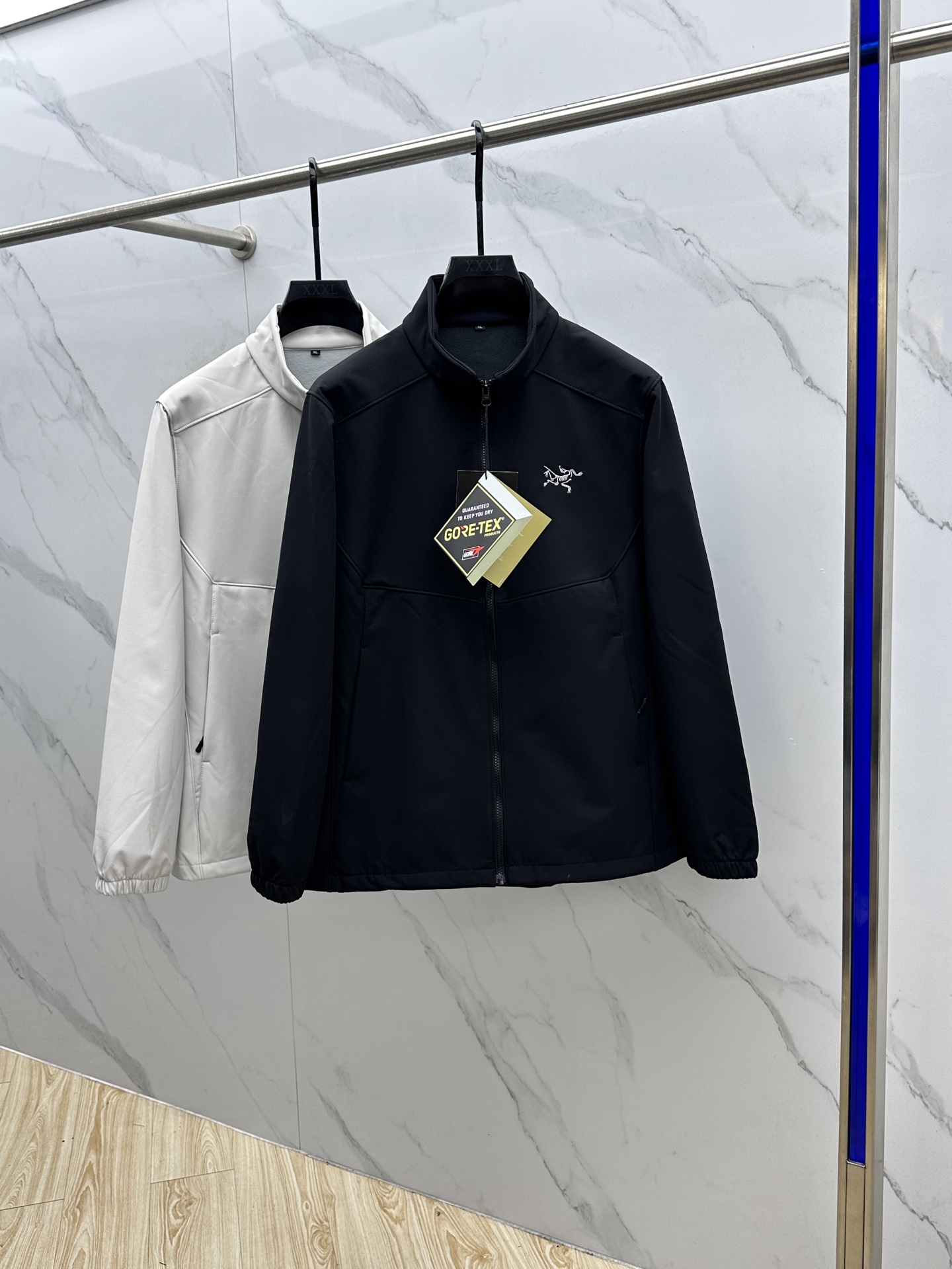 NO:527063,【ARCTERYX GAMMA MX】Stand-collar couple jackets, go out with confidence, go in and out for any trendy occasions, outdoor all-weather series () gamma mx soft shell plus fleece jacket Product features -Gamma is a universal soft shell product line, MX indicates that it is suitable for mixed weather, and is taken care of in all aspects of performance, without obvious weight, -Gamma MX is the Top Seller in soft shell, a well-known vanilla oil-type product, belongs to the urban outdoor series, with thin fleece inside, suitable for mixed activities in changing weather; -Gamma MX has more pockets, two symmetrical chest pockets on the front and two hand pockets. When necessary, the pockets are fully opened to assist in heat dissipation; the old model has a rubber-pressing pocket on the left arm, the new model has cancelled this design, the overall style is simpler, -The fabric has been waterproofed by R, and can be short  Rain also has the effect of snow and anti-fouling, and the breathability is better than WindStoer, but the wind resistance is slightly weaker. xh - Windproof and waterproof performance and fabric texture are better than Gamma LT of the same series) Size S-4XL, alexander wang19860909【ARCTERYX GAMMA MX】立领情侣款冲锋衣 放心出门 随意进出任何潮流场合户外全天候系列（） gamma mx软壳加绒冲锋衣 产品特征 -Gamma是的通用型软壳产品线,MX表示适用于混合天气,各方面性能都所照顾,没有明显偏重, -Gamma MX是软壳中的Top Seller,出了名的万金油型产品,属于城市户外兼用的系列,内部有薄抓绒,适合多变天气下的混合活动使用; -Gamma MX的口袋比较多,正面有两个对称的胸袋,两个插手口 袋,必要时,口袋全打开也能起到辅助散热的作用;老款的左臂 有一个压胶口袋,新款取消了这个设计,整体风格更简约, -面料经过R防水处理,可以短 雨,也有防雪和抗污的效果,透气性比WindStoer好些,不过防风略弱一些,xh -防风防水性能以及面料质感都优于同系列的Gamma LT) 尺码S-4XL,,alexander wang,Men's clothing