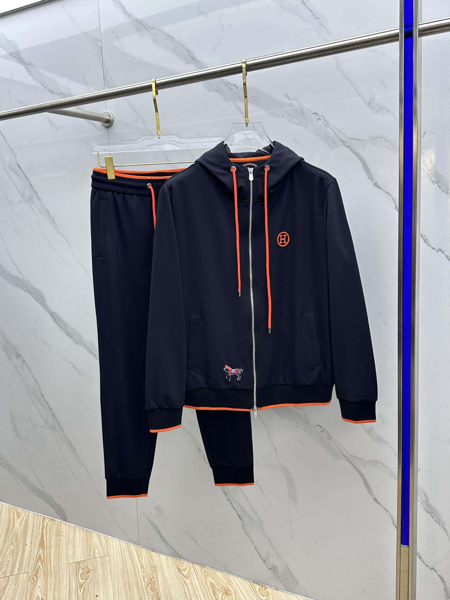 NO:528114,Hermes 2025 early autumn new original single men's casual zipper fashionable and generous style high-end customization high-end version pay attention to details three-dimensional embroidery logo pattern design custom original imported 420 grams of cotton fabric, simple, neat and refreshing, presenting a brand new look, giving you a unique upper body experience!  The quality workmanship details can withstand any form of inspection. They have undergone strict selection process. The original customized metal hardware zipper is simple and versatile. The upper body is elegant and handsome, and it has a new visual feeling!  The upper body is not picky, and the must-have model is for purchase. Hei size M-3XL complete three specifications and is not sold. The next day, hermes, hermes, alexander wang19860909Hermes爱马仕 2025早秋新款原单男士休闲 拉链 时尚大方爆款 高端定制 高版本 注意细节 立体刺绣logo图案设计 定制原版进口420克纯棉面料 简洁利落又清爽 呈现一种焕然一新,赋予你与众不同的上身体验！品质做工细节经得起任何形式检验 均经过严格的挑选工序,原版定制金属五金拉链,简约百搭款 上身优雅帅气,焕然一新的即视感！上身不挑人,必入的自留款.hei 尺码M-3XL 三标齐全 不拆卖 隔天,,hermes,hermes,alexander wang,Men's clothing