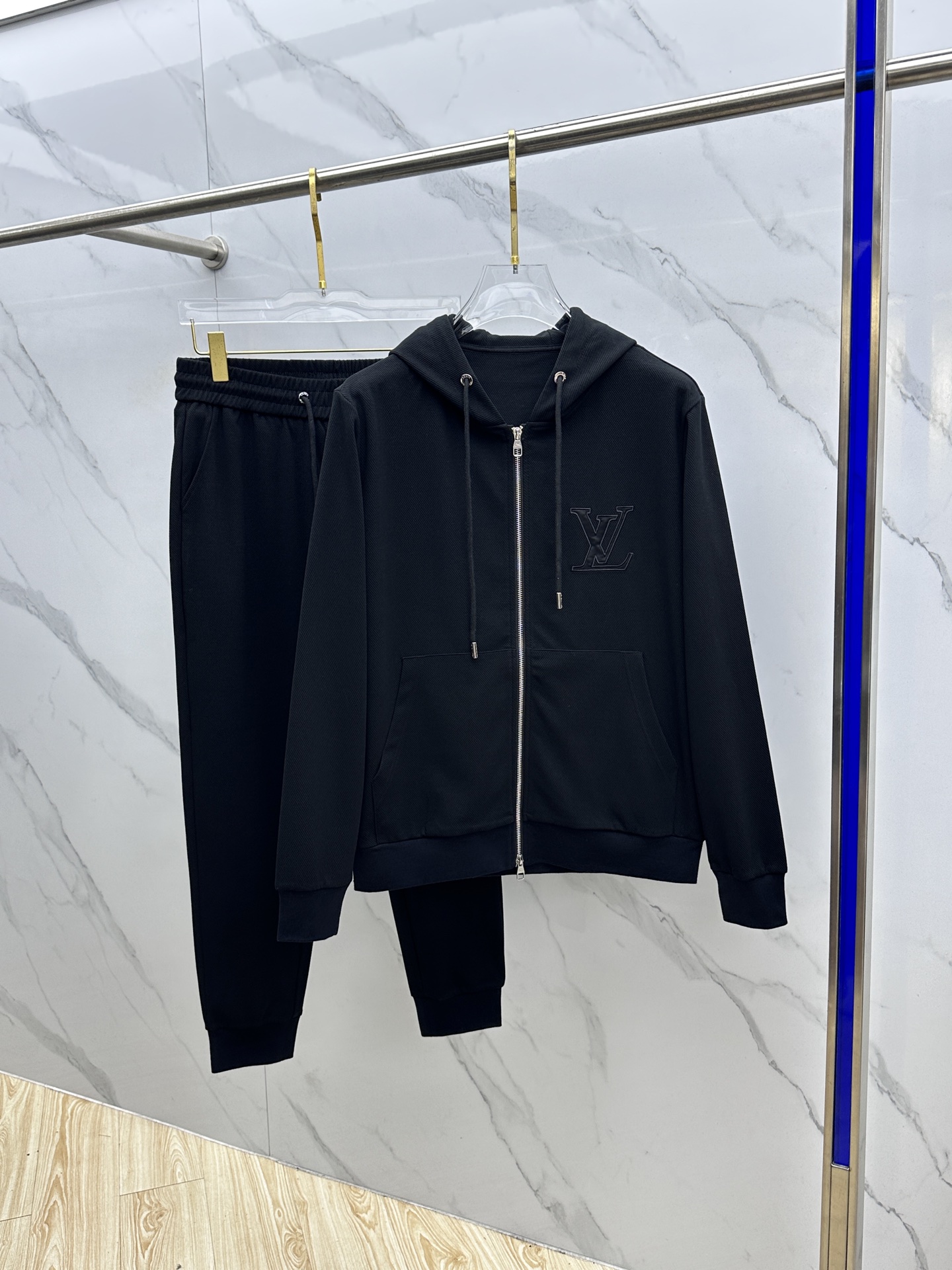 NO:528115,LV Louis Vuitton 2025 early autumn new original single men's casual zipper fashionable and generous style high-end customization high version pay attention to details three-dimensional embroidered logo pattern design custom original imported 420g pure cotton fabric simple neat and refreshing presents a brand new look, giving you a unique upper body experience!  The quality workmanship details can withstand any form of inspection. They have undergone strict selection process. The original customized metal hardware zipper is simple and versatile. The upper body is elegant and handsome, and it has a new visual feeling!  The upper body is not picky, and the must-have model is reserved. Hei size M-3XL complete three specifications and is not sold. The next day, louis vuitton, louis vuitton, alexander wang19860909LV路易威登 2025早秋新款原单男士休闲 拉链 时尚大方爆款 高端定制 高版本 注意细节 立体刺绣logo图案设计 定制原版进口420克纯棉面料 简洁利落又清爽 呈现一种焕然一新,赋予你与众不同的上身体验！品质做工细节经得起任何形式检验 均经过严格的挑选工序,原版定制金属五金拉链,简约百搭款 上身优雅帅气,焕然一新的即视感！上身不挑人,必入的自留款.hei 尺码M-3XL 三标齐全 不拆卖 隔天,,louis vuitton,louis vuitton,alexander wang,Men's clothing