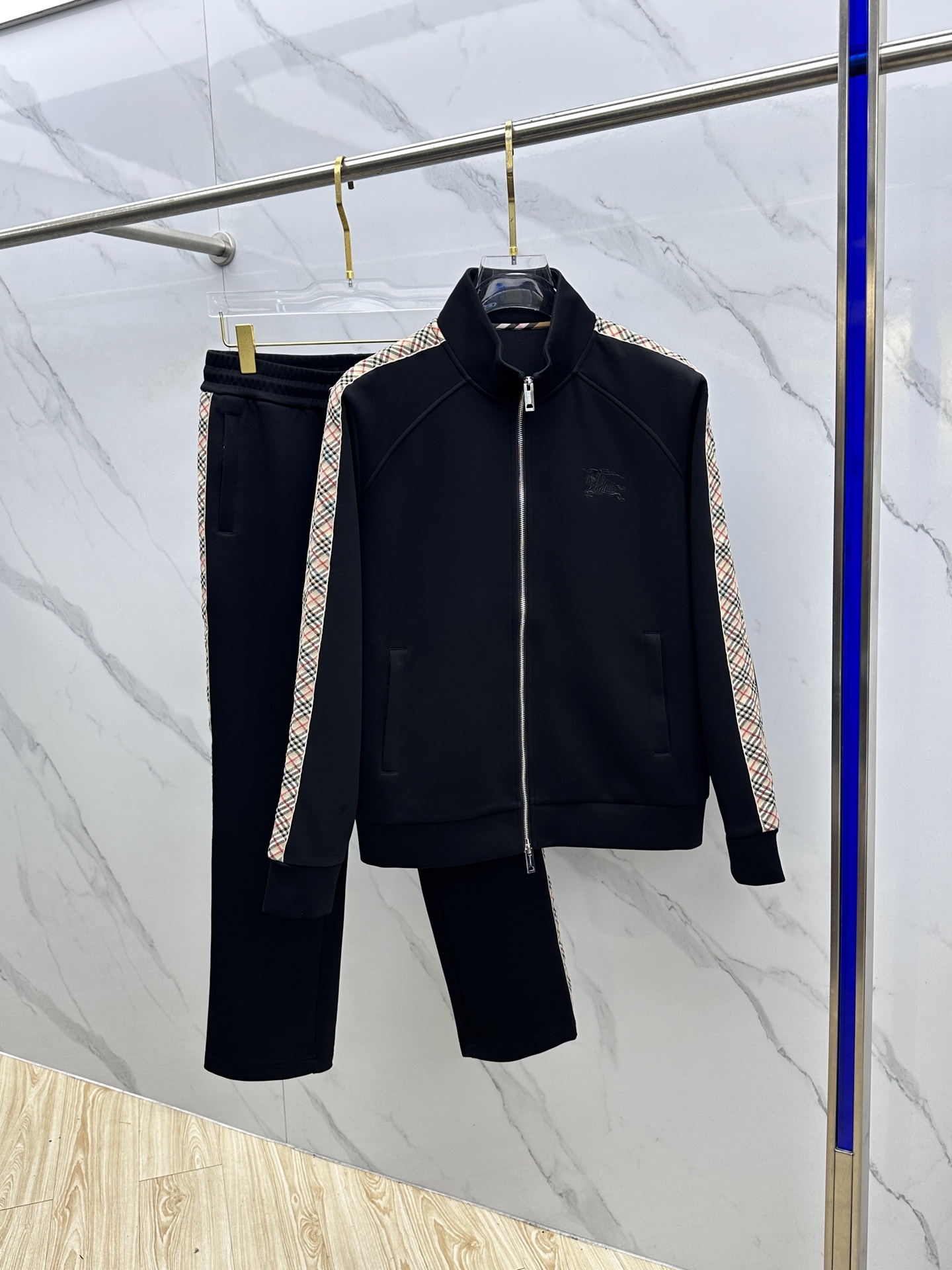 NO:528117,Burberry 2025 early autumn new original single men's casual zipper fashionable and generous style high-end customization high-end version pay attention to details three-dimensional embroidery logo pattern design custom original imported 420 grams of pure cotton fabric, simple, neat and refreshing, presenting a brand new look, giving you a unique upper body experience!  The quality workmanship details can withstand any form of inspection. They have undergone strict selection process. The original customized metal hardware zipper is simple and versatile. The upper body is elegant and handsome, and it has a new visual feeling!  The upper body is not picky, and the must-have model is for purchase. Hei size M-3XL complete three specifications and is not sold. The next day, burberry, burberry, alexander wang19860909Burberry巴宝莉 2025早秋新款原单男士休闲 拉链 时尚大方爆款 高端定制 高版本 注意细节 立体刺绣logo图案设计 定制原版进口420克纯棉面料 简洁利落又清爽 呈现一种焕然一新,赋予你与众不同的上身体验！品质做工细节经得起任何形式检验 均经过严格的挑选工序,原版定制金属五金拉链,简约百搭款 上身优雅帅气,焕然一新的即视感！上身不挑人,必入的自留款.hei 尺码M-3XL 三标齐全 不拆卖 隔天,,burberry,burberry,alexander wang,Men's clothing