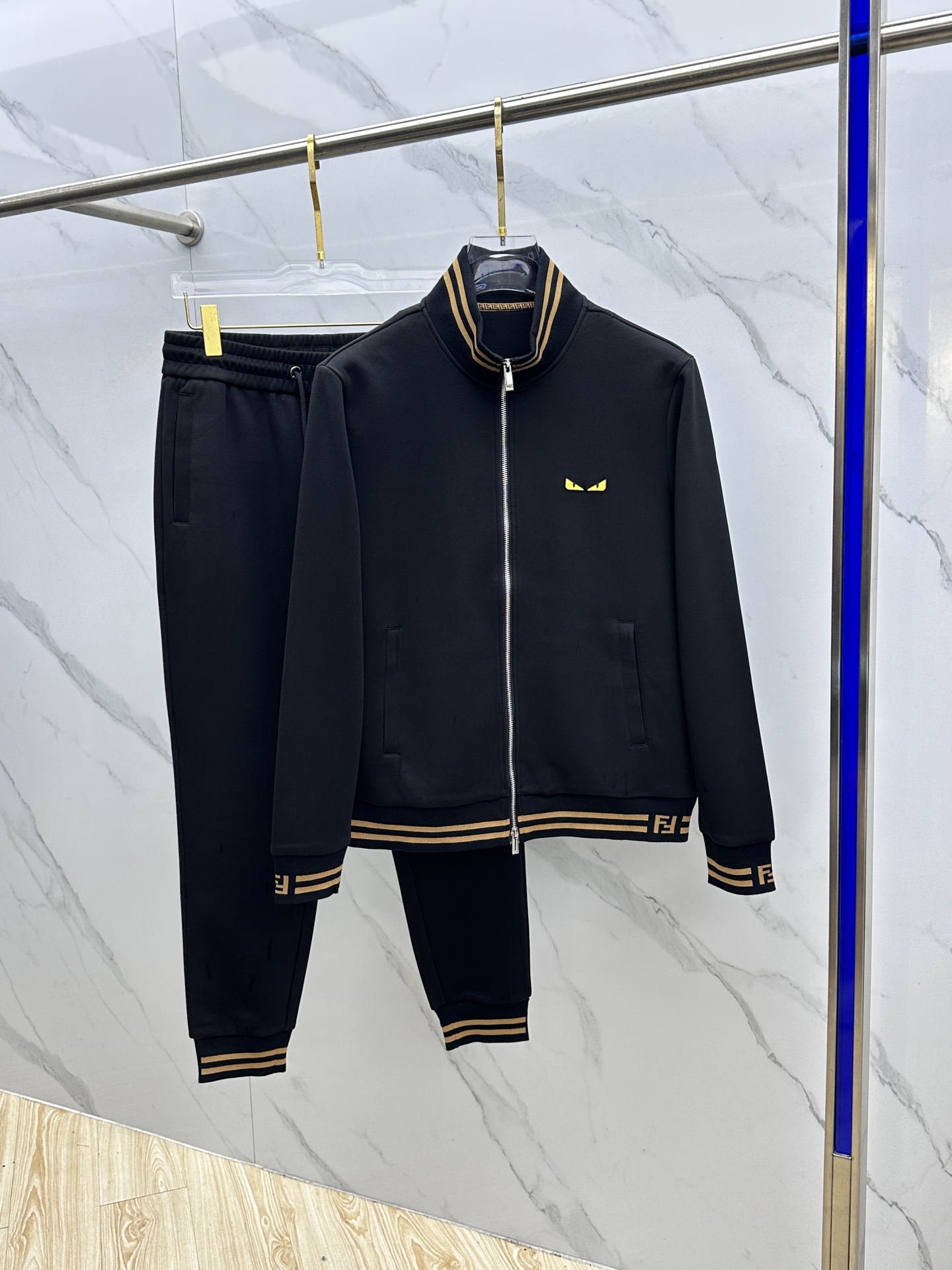 NO:528119,Fendi 2025 early autumn new original single men's casual zipper fashionable and generous style high-end customization high-end version pay attention to details three-dimensional embroidery logo pattern design custom original imported 420 grams of pure cotton fabric, simple, neat and refreshing, presenting a brand new look, giving you a unique upper body experience!  The quality workmanship details can withstand any form of inspection. They have undergone strict selection process. The original customized metal hardware zipper is simple and versatile. The upper body is elegant and handsome, and it has a new visual feeling!  The upper body is not picky, and the must-have model is for purchase. Hei size M-3XL complete three specifications and is not sold. The next day, fendi, fendi, alexander wang19860909Fendi芬迪 2025早秋新款原单男士休闲 拉链 时尚大方爆款 高端定制 高版本 注意细节 立体刺绣logo图案设计 定制原版进口420克纯棉面料 简洁利落又清爽 呈现一种焕然一新,赋予你与众不同的上身体验！品质做工细节经得起任何形式检验 均经过严格的挑选工序,原版定制金属五金拉链,简约百搭款 上身优雅帅气,焕然一新的即视感！上身不挑人,必入的自留款.hei 尺码M-3XL 三标齐全 不拆卖 隔天,,fendi,fendi,alexander wang,Men's clothing